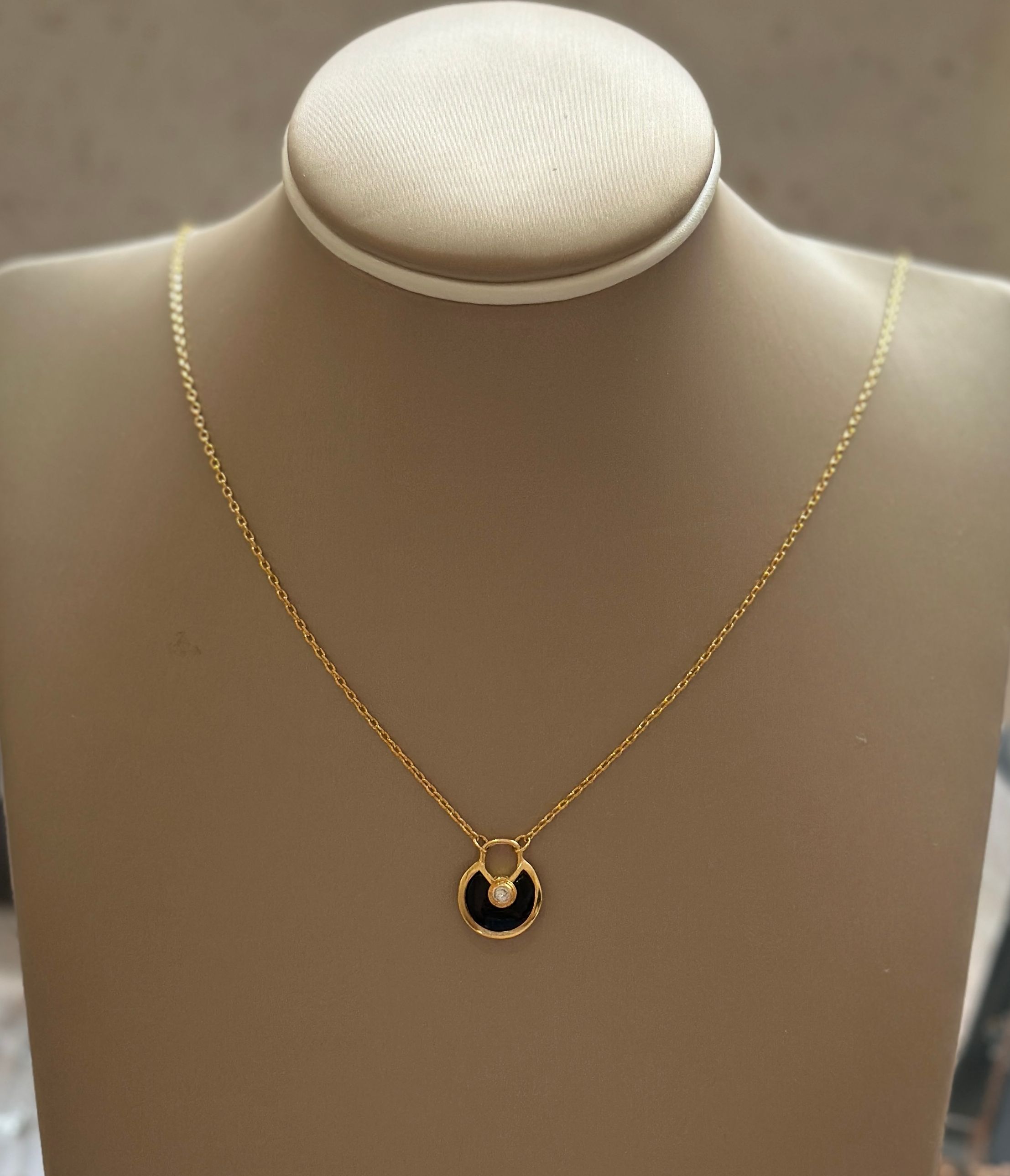 Cadena de acero enchapado en oro con dije esmaltado negro  - Código K660