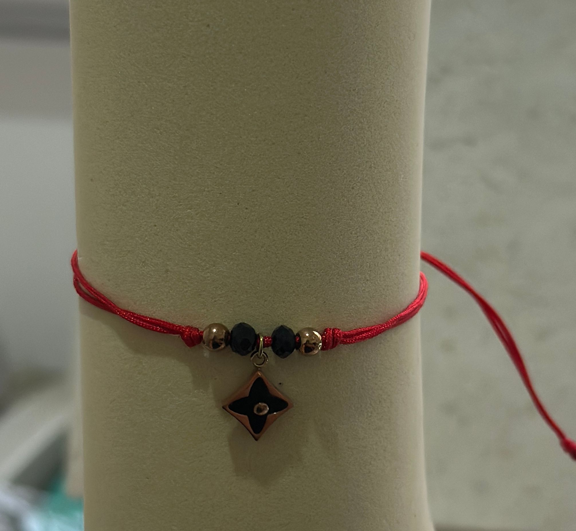 Pulsera hilo rojo con dije enchapado en oro   - Código K605