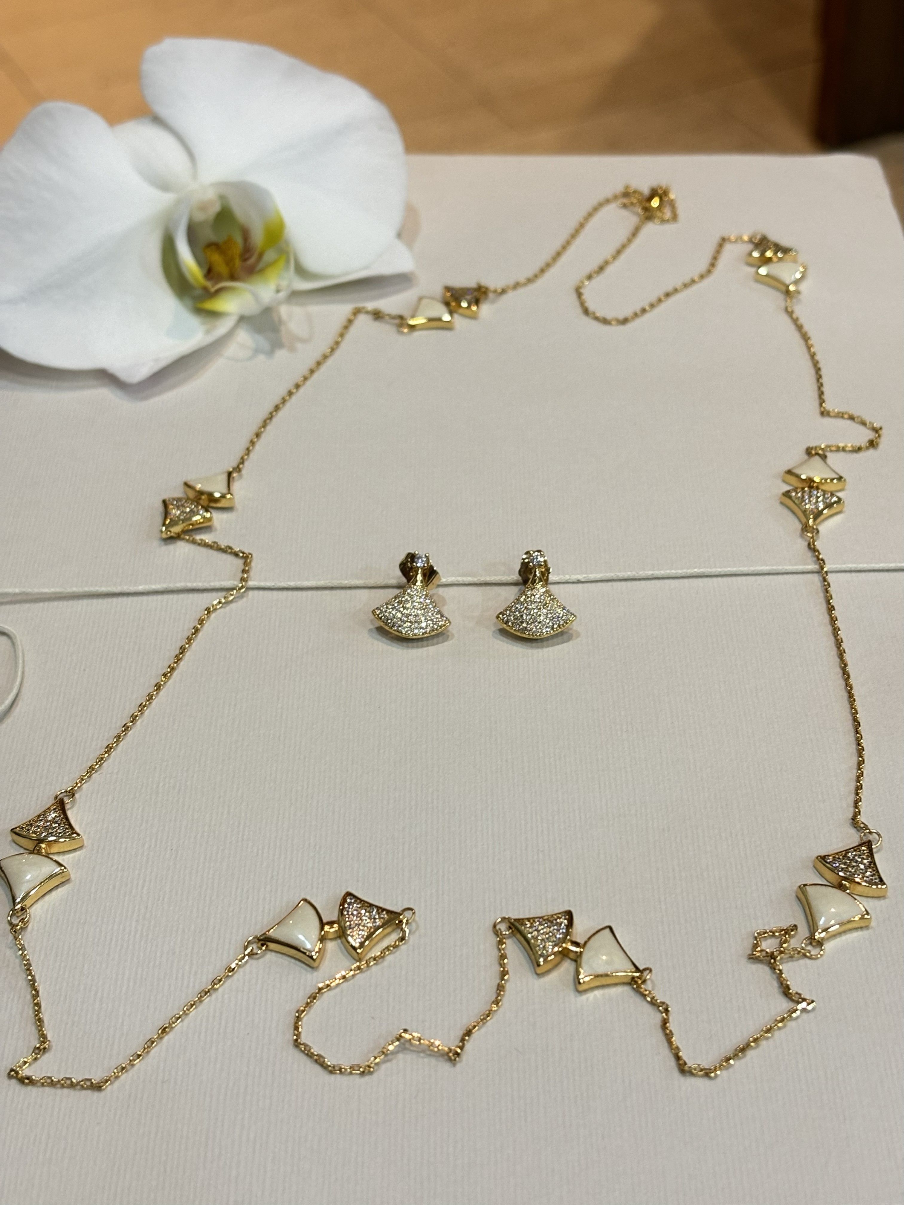 Cadena de acero largo con circones esmaltado en blanco  - Código K426