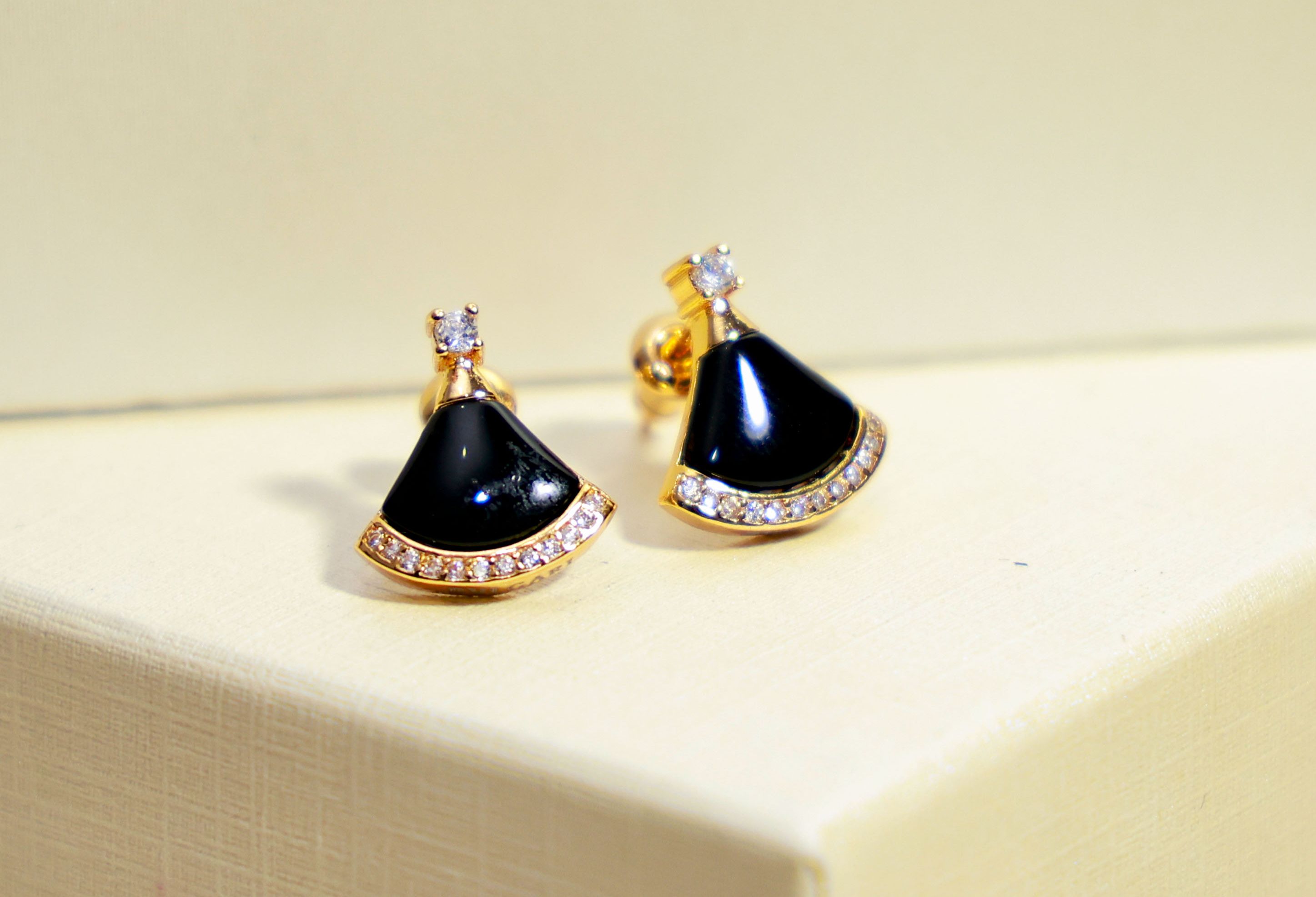 Aro acero enchapado en oro con esmalte negro y circones - Código K648