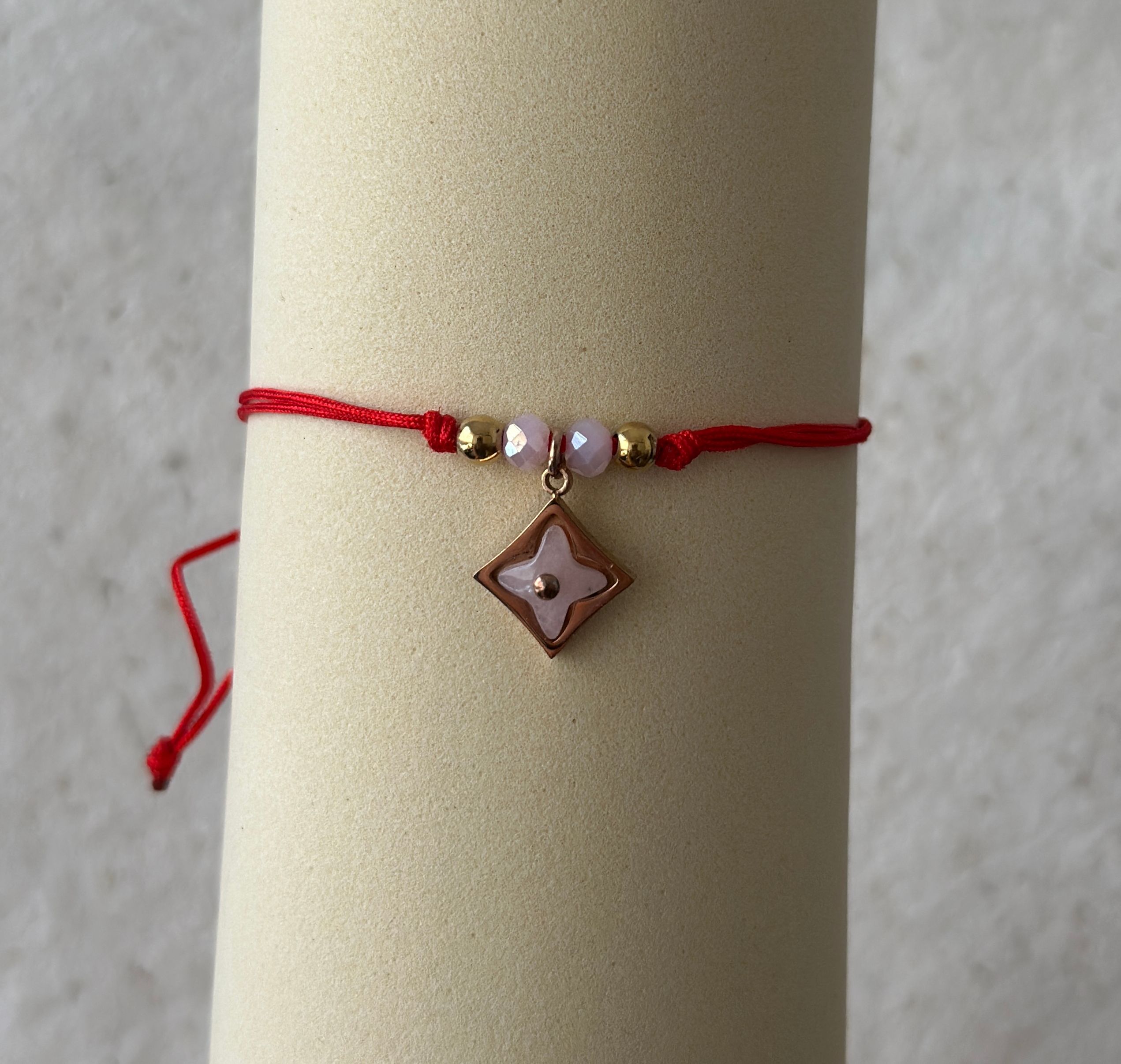 Pulsera hilo con dije de acero enchapado  - Código K605