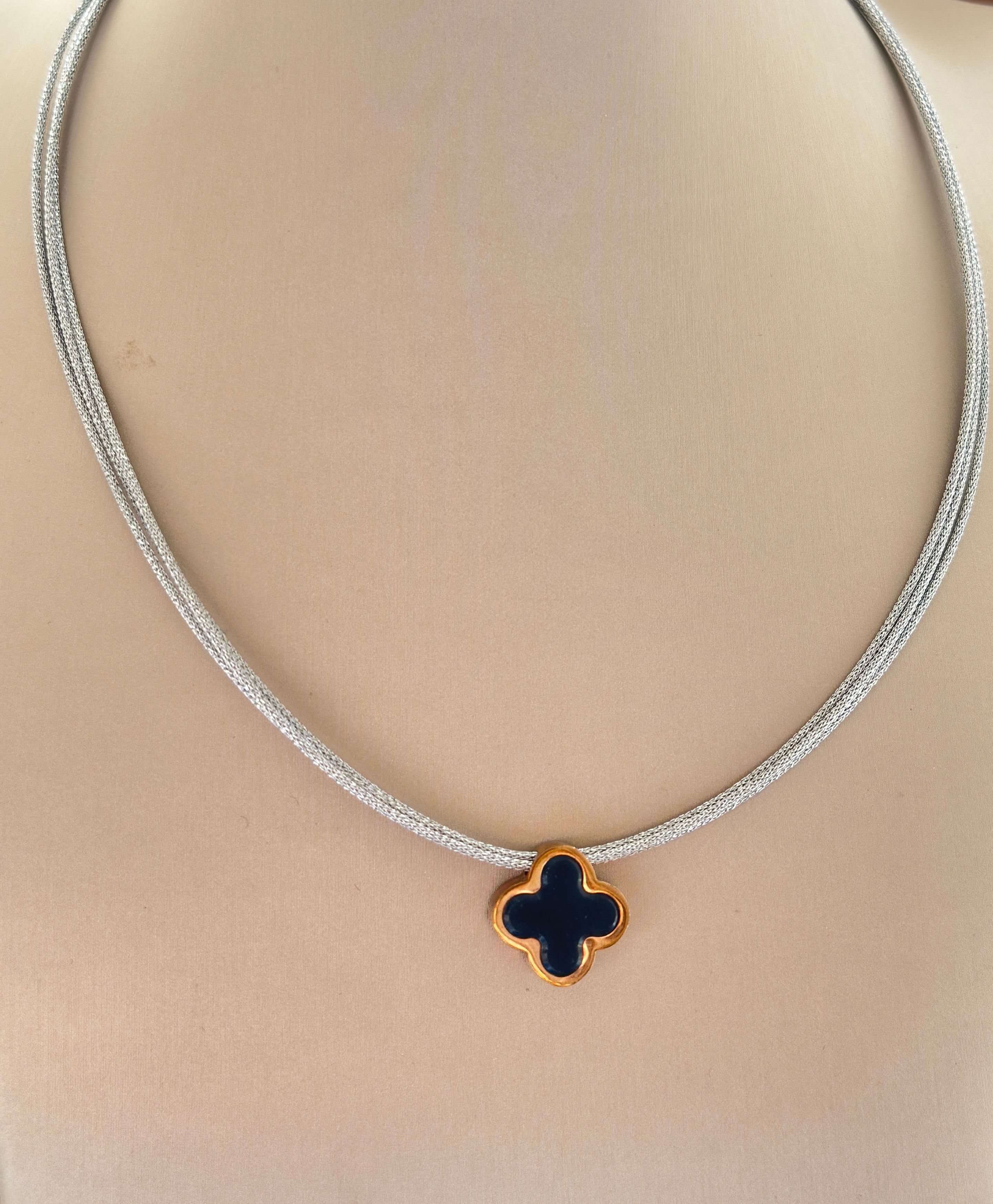 Cadena de acero con dije flor negro  - Código K676