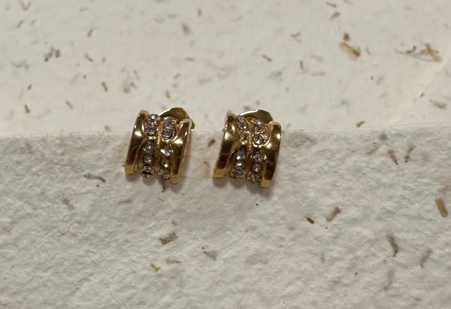 Argollita acero enchapado en oro con circones - Código K138