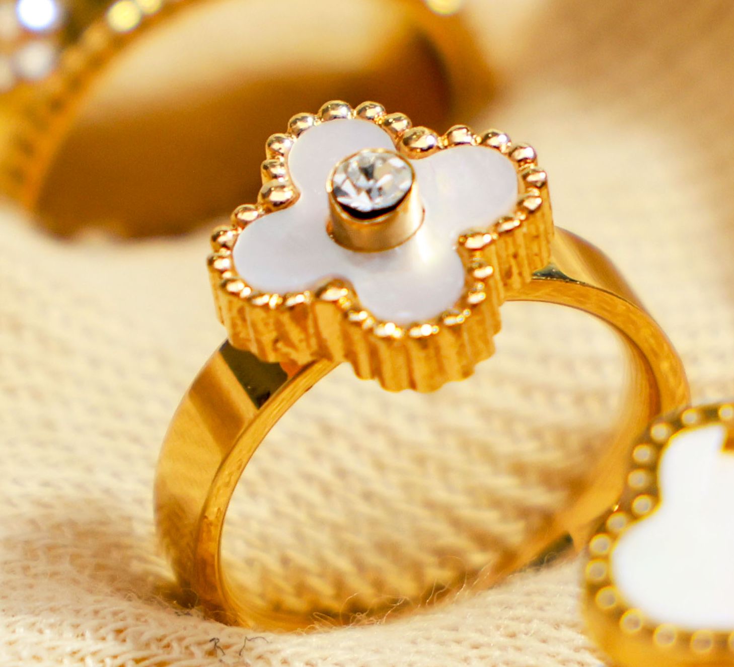 Anillo enchapado en oro flor con nacar - Código K572