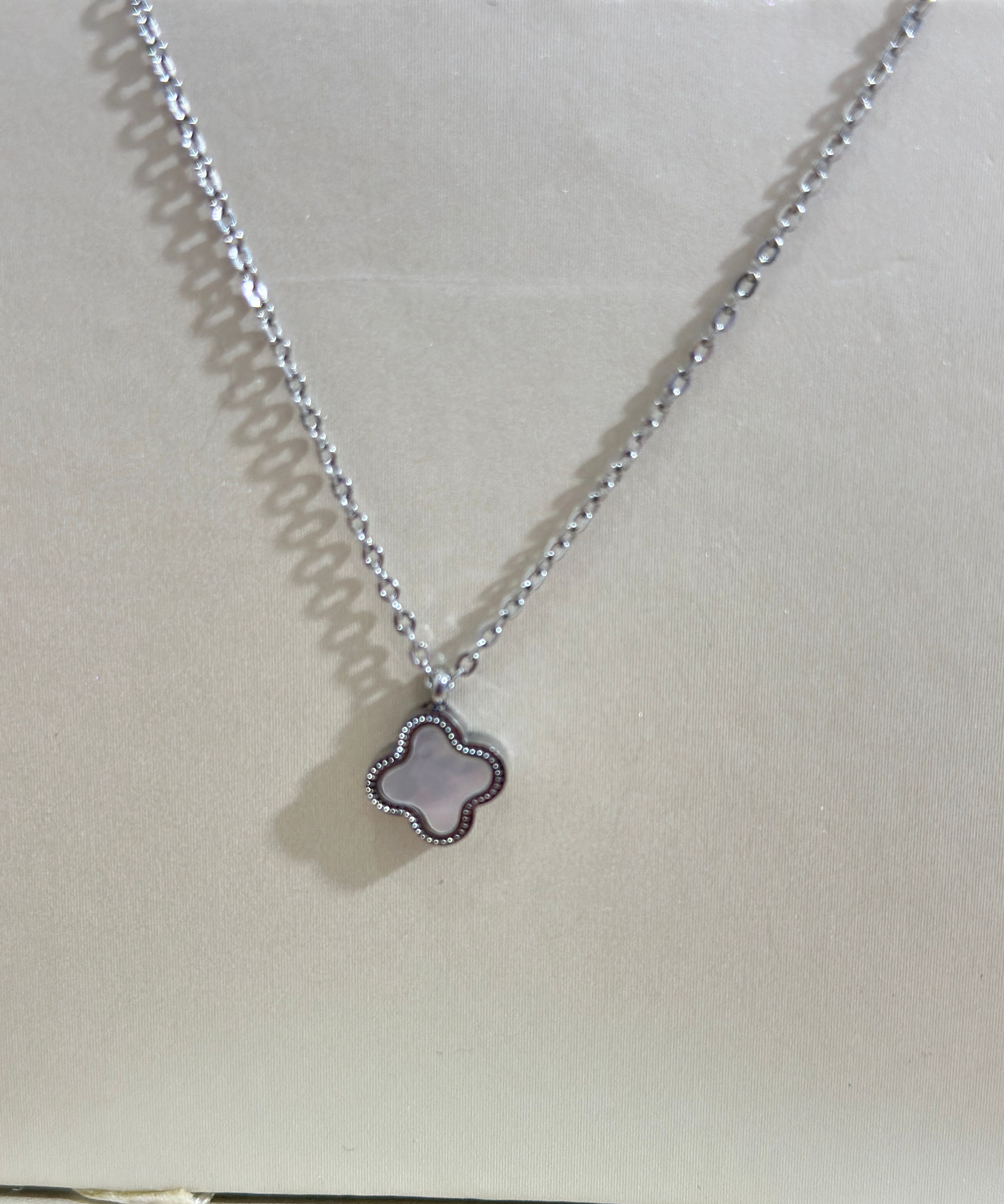 Cadena de acero con flor nacar  - Código K594