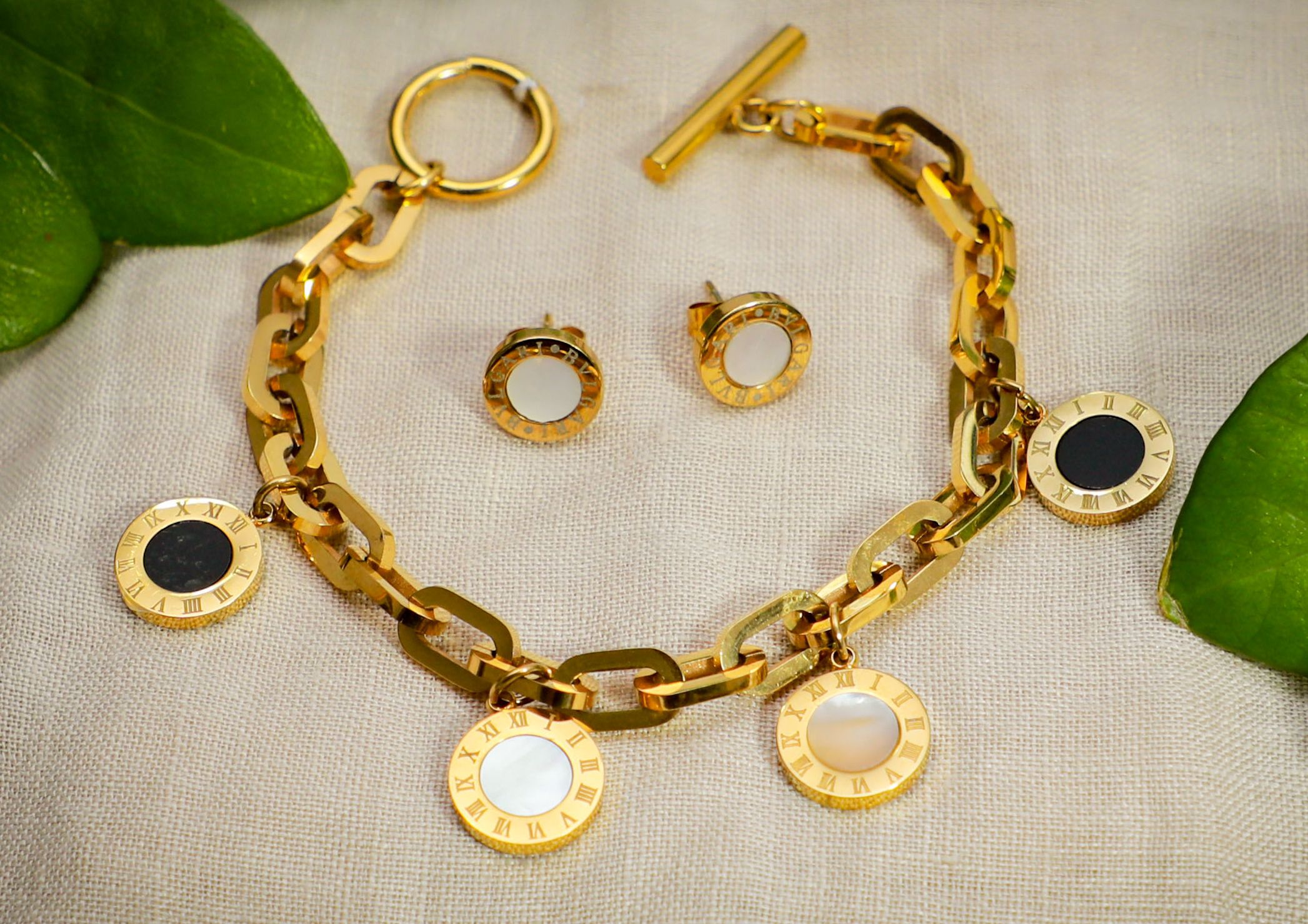 Pulsera acero enchapada en oro con nacar y onix - Código K659