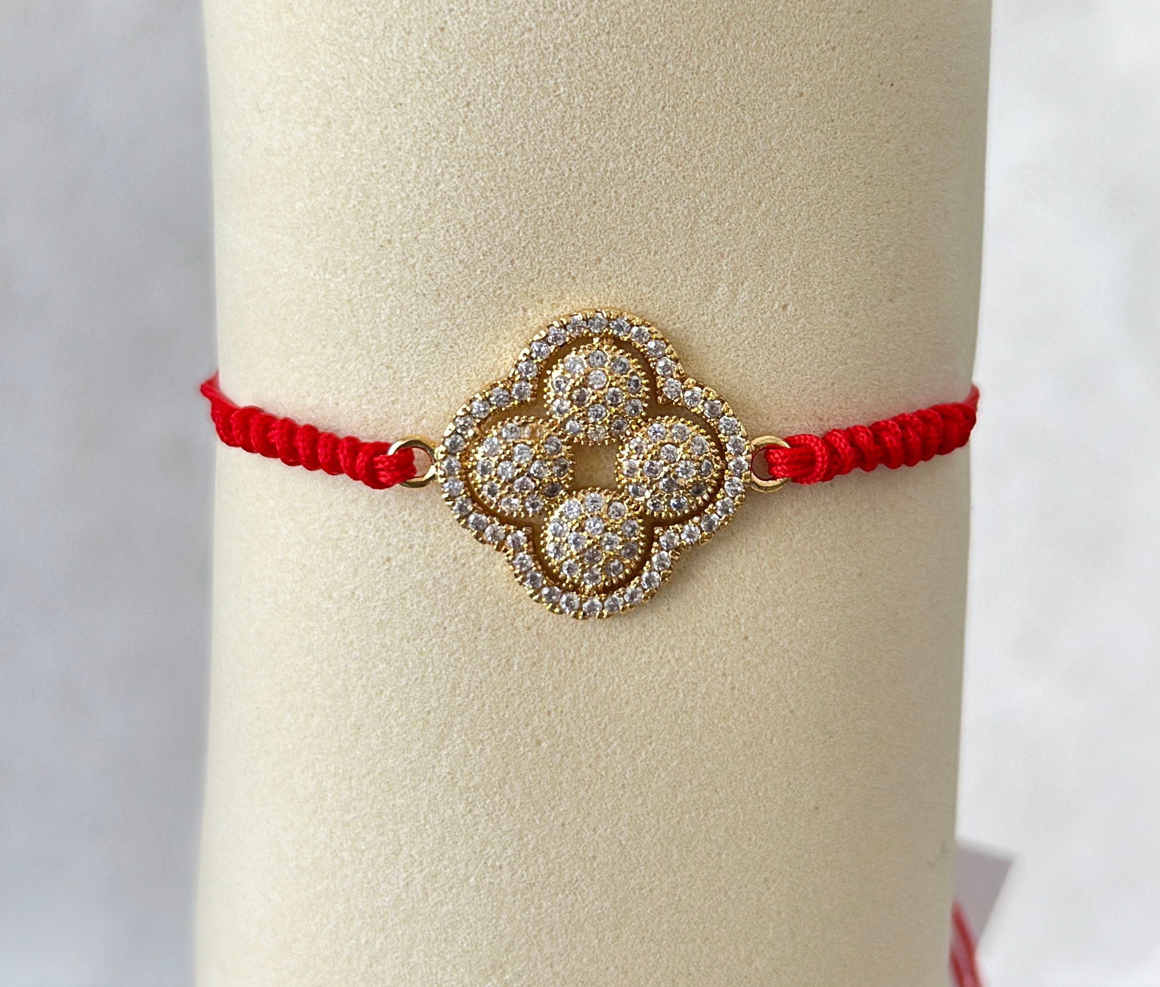 Pulsera hilo con flor de plata y circones - Código K598