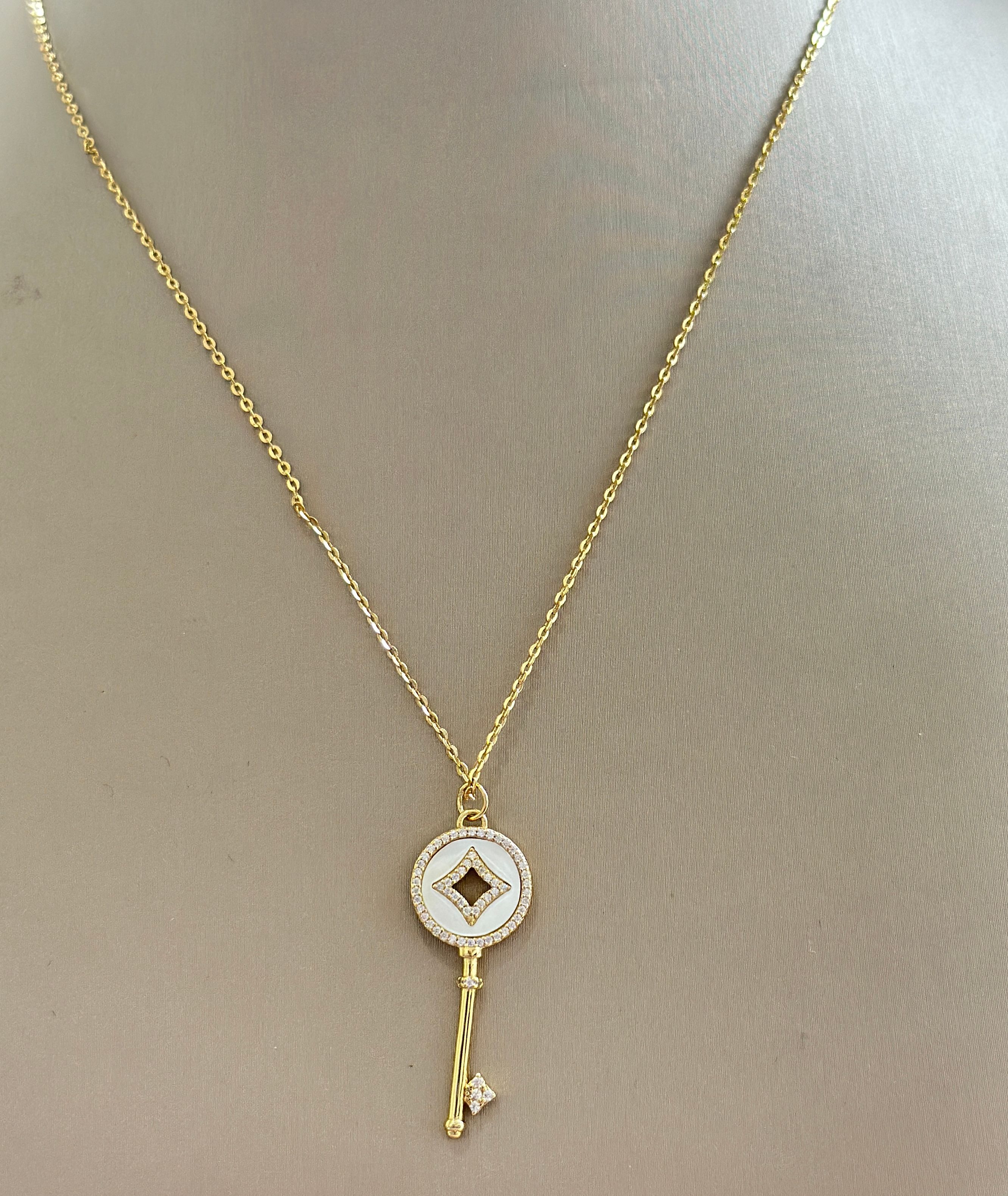 Cadena de plata 925 con dije llave con nacar O.A. - Código K523