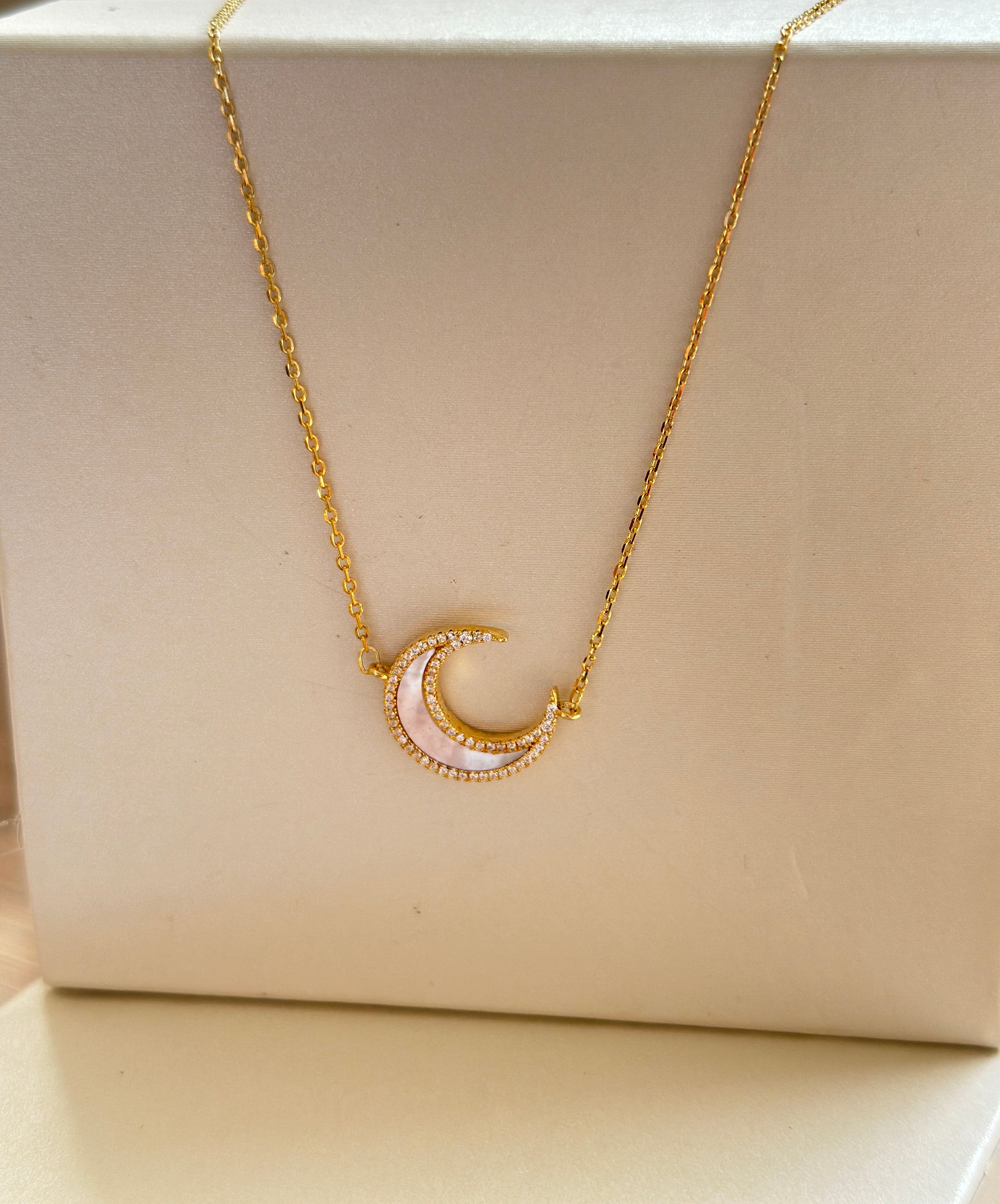 Cadena de plata 925 con dije luna nacar y circones O.A.  - Código K554