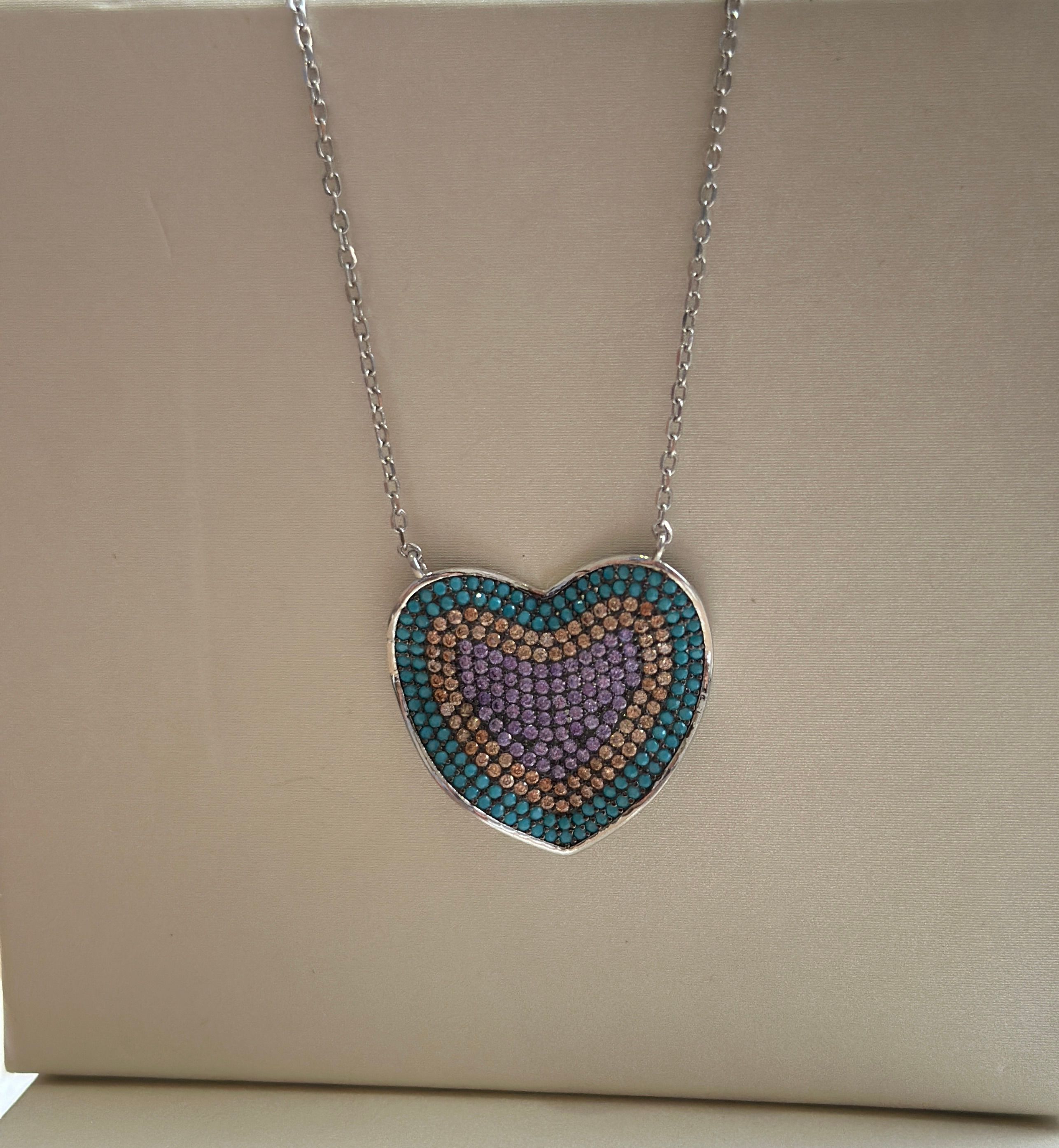 Cadena de plata 925 rodinado con corazon de cristales de colores - Código K315