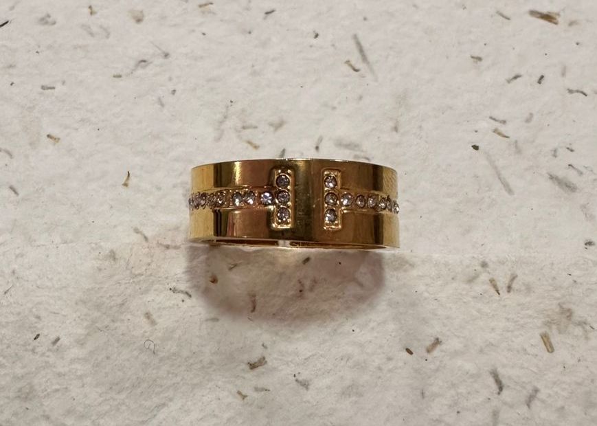 Anillo de acero enchapado en oro con circon - Código K681