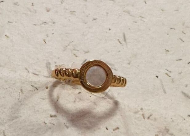 Anillo acero enchapado en oro con nacar - Código K681