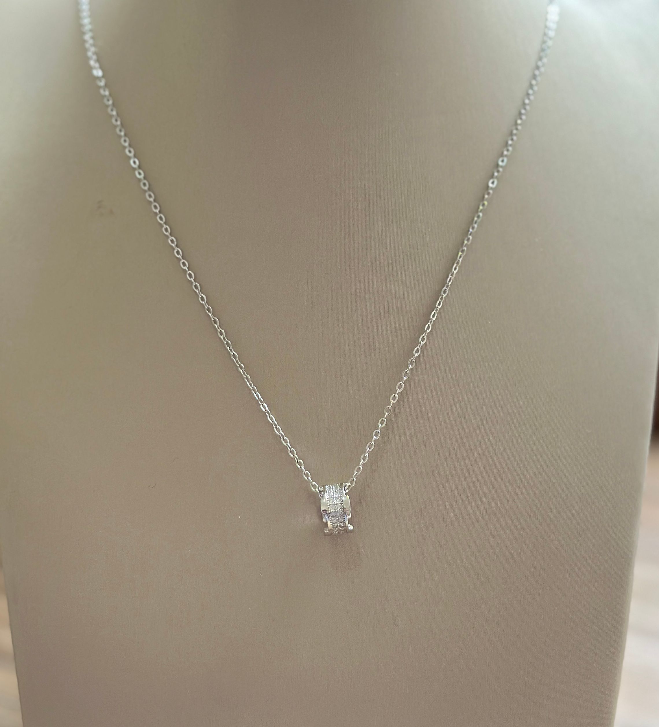 Cadena de plata 925 con dije ruedita y circones rodinado - Código K551