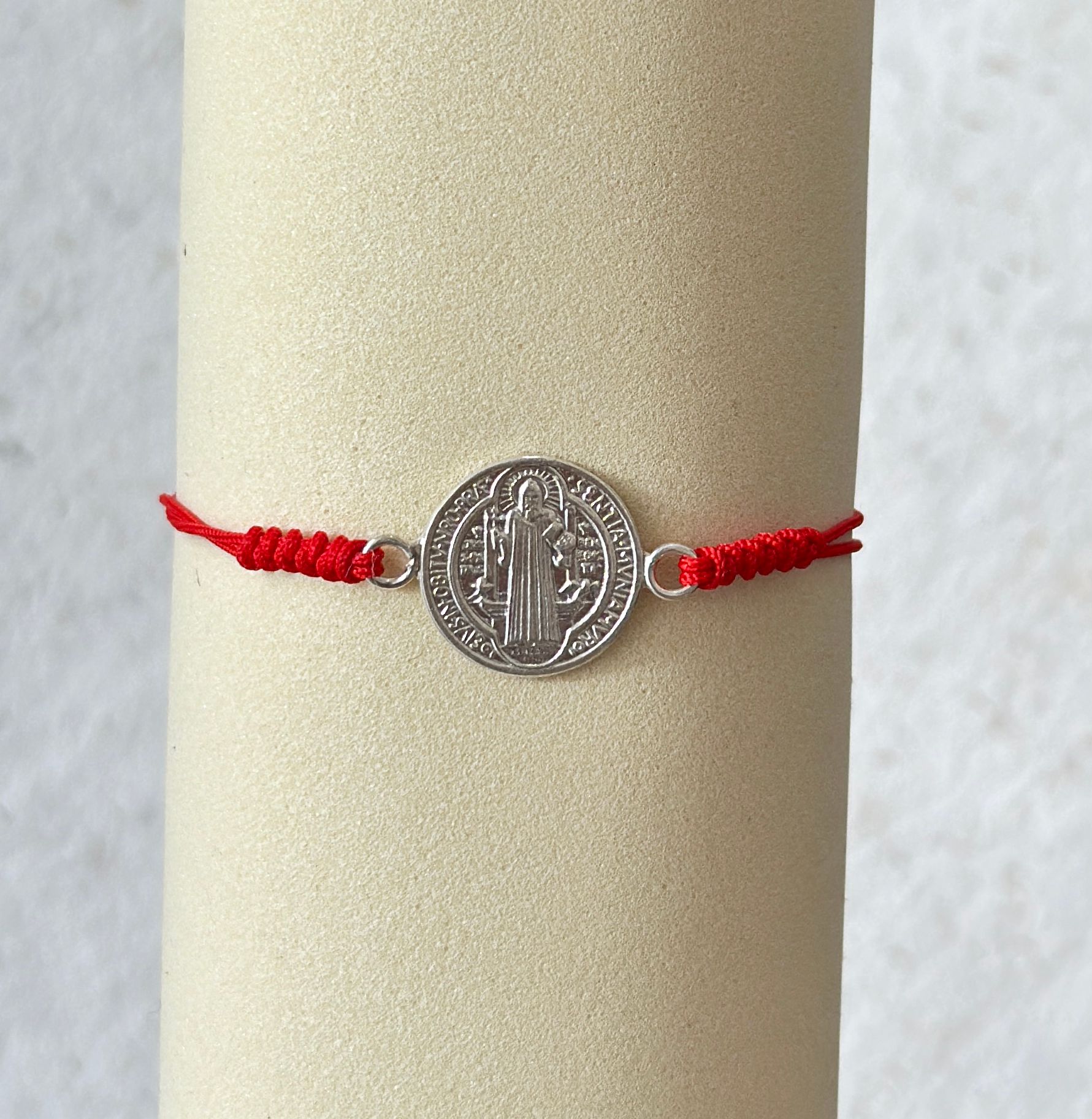 Pulsera hilo rojo san benito de plata 925 - Código K611