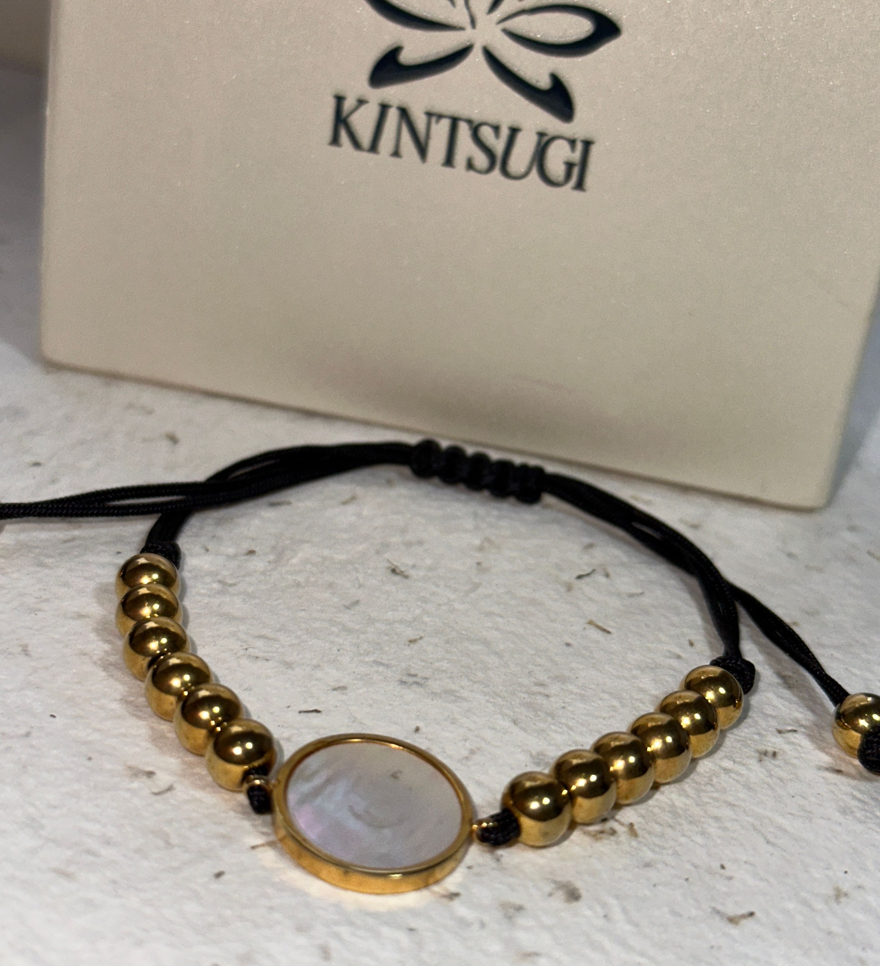 Pulsera acero enchapado con nacar y hilo negro - Código K641