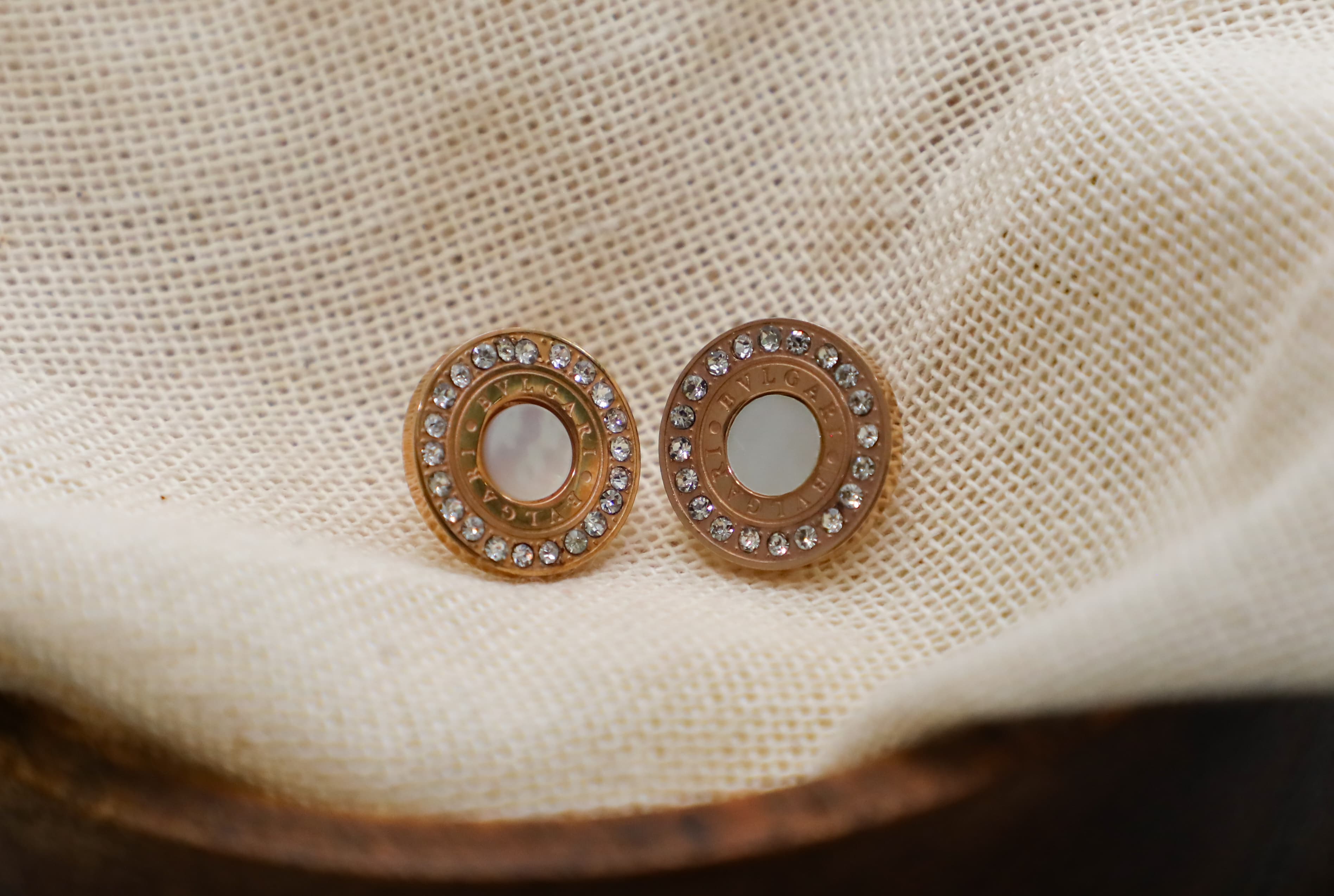 Aro acero enchapado oro rosa con circones y nacar - Código K135