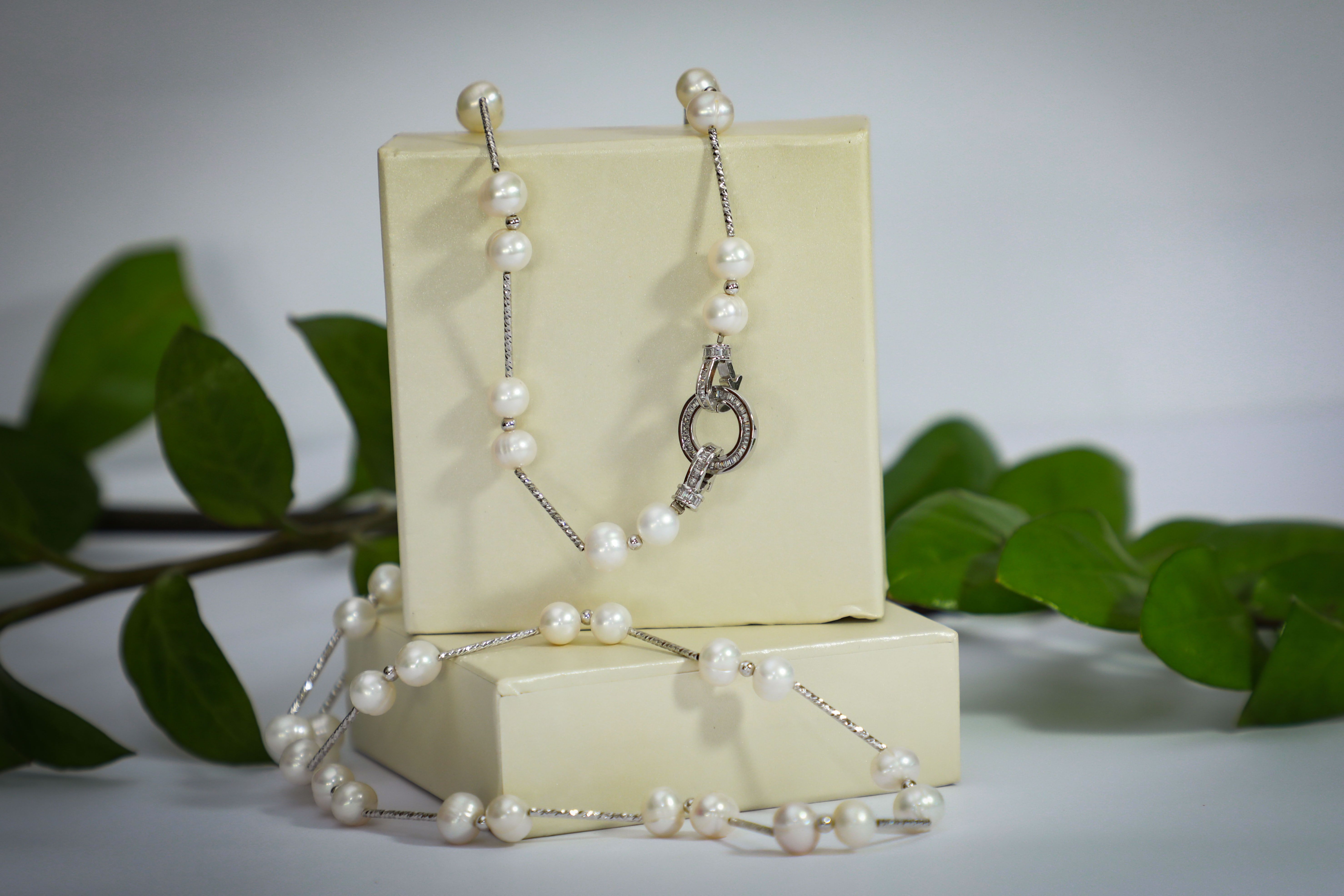 Collar de perlas rodinado con broche importante - Código K000
