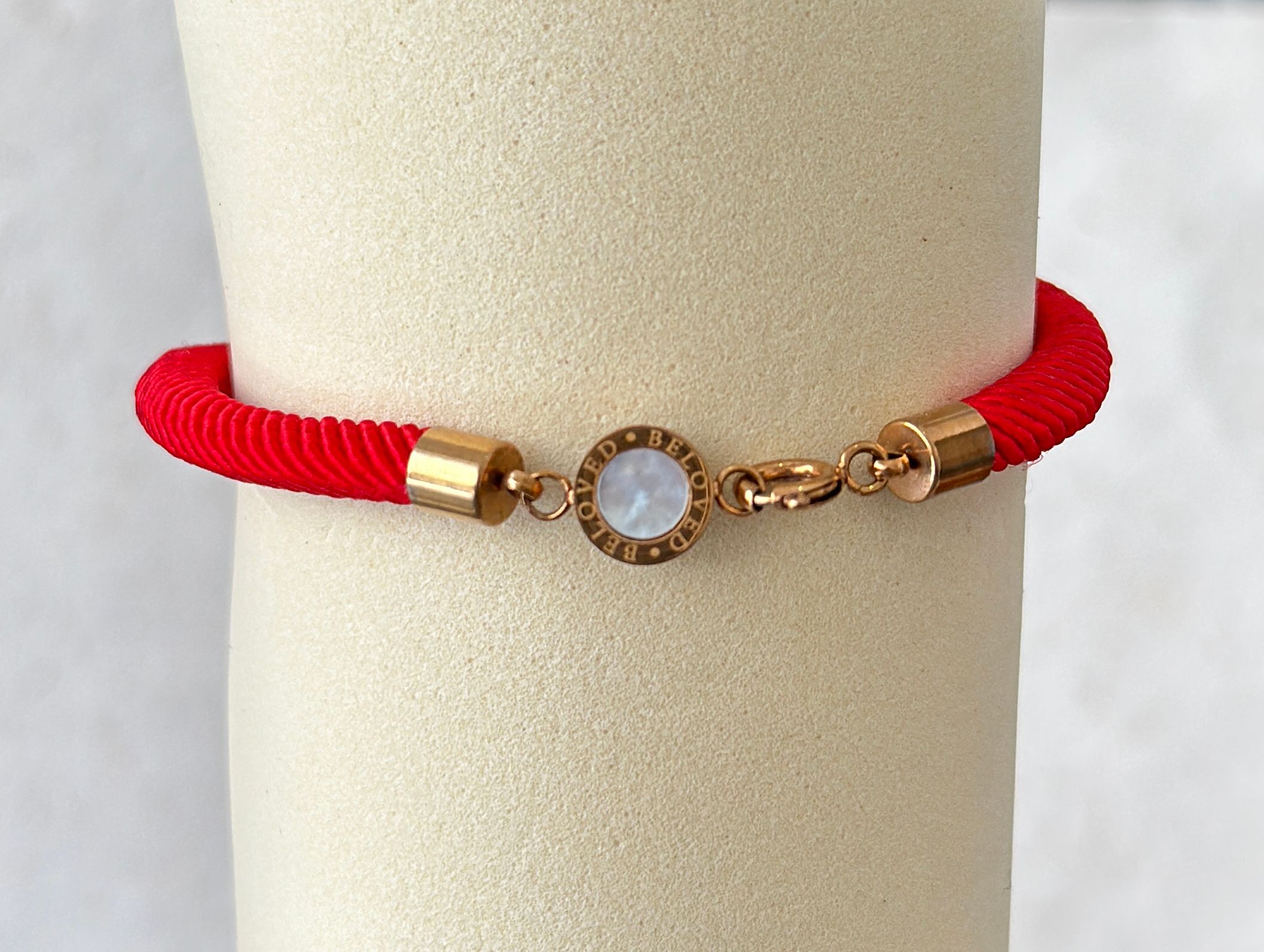 Pulsera hilo rojo con dije de acero con nacar - Código K677