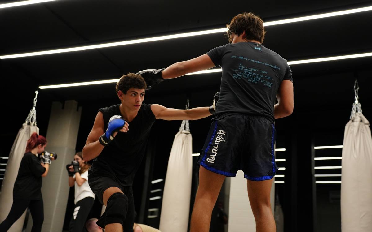 Striking drill with gloves on the Mat Arena