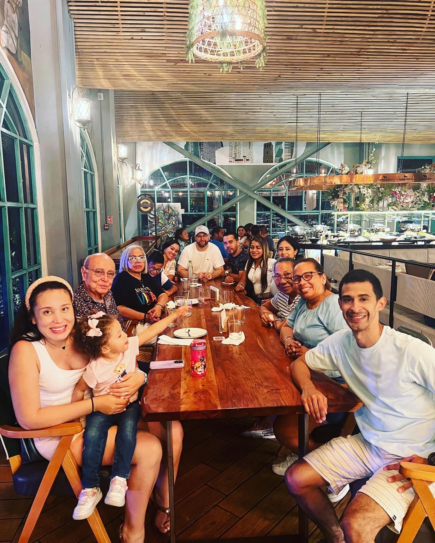 Jaury's family gathered around a long table at a restaurant in Panama City