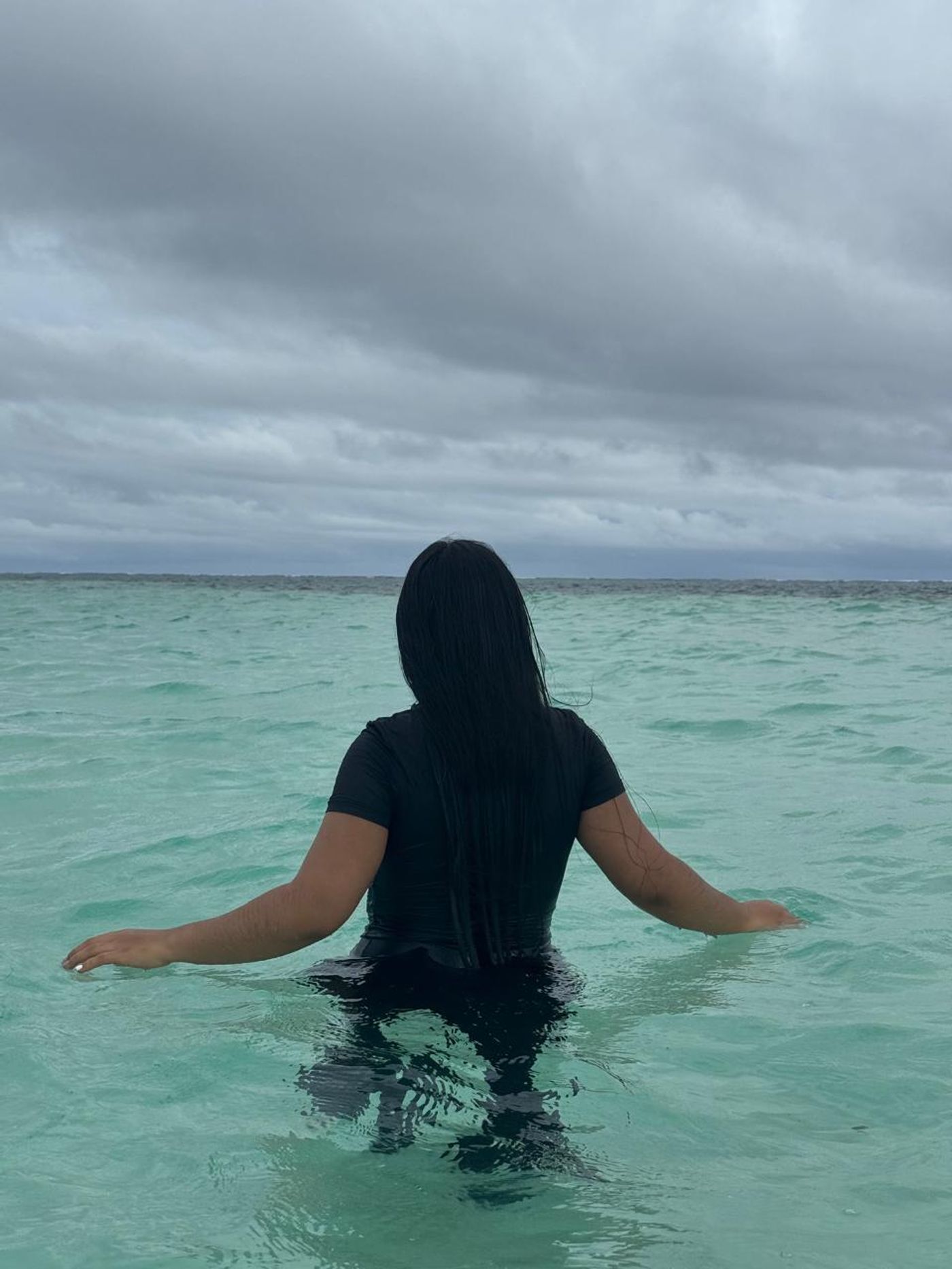 Traveler enjoying the turquoise Caribbean water of the San Blas Islands in Panama.