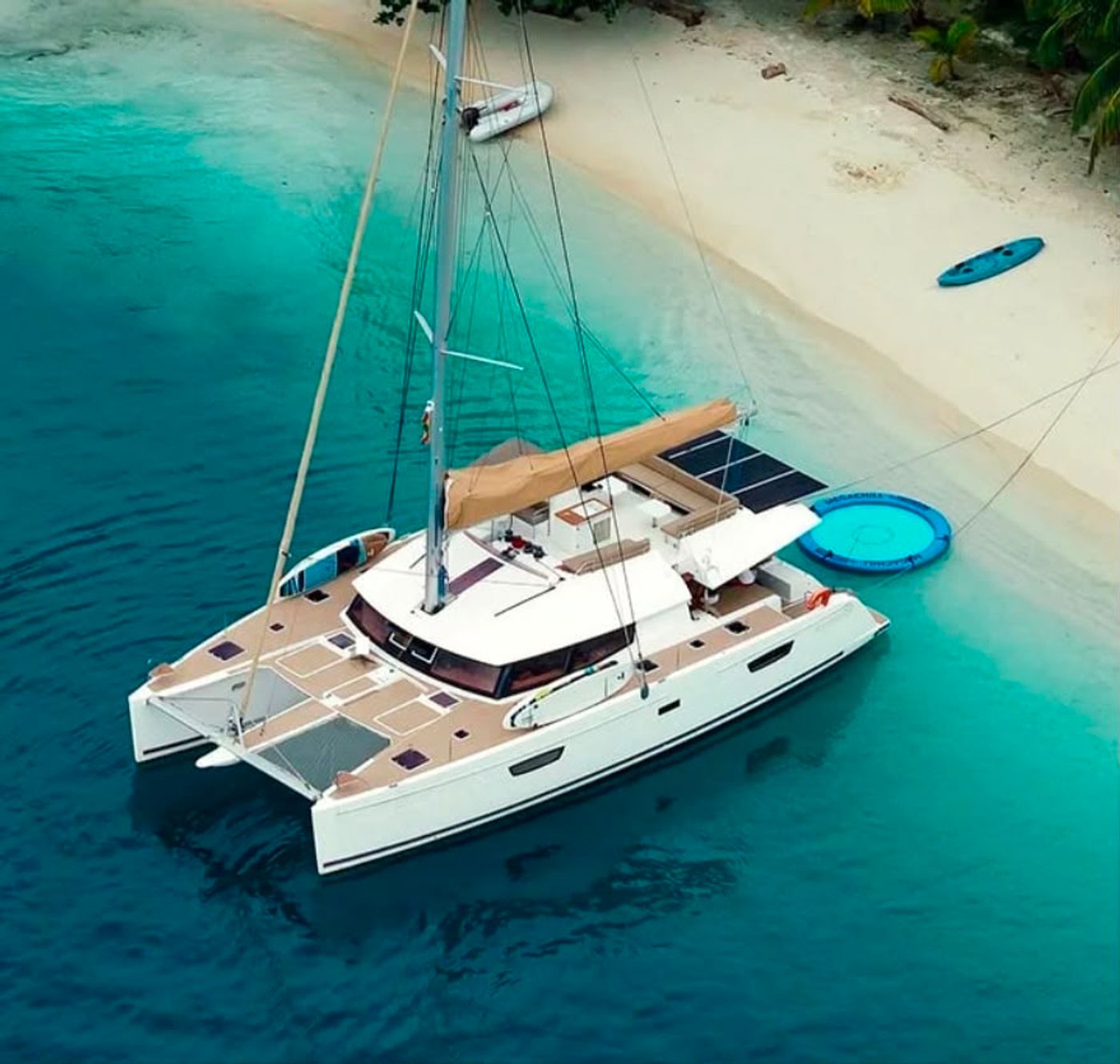 Private boat experience exploring the islands and clear Caribbean waters of San Blas (Guna Yala), Panama.