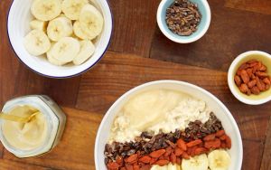 Vanilla porridge with honey, goji berries, cacao and banana