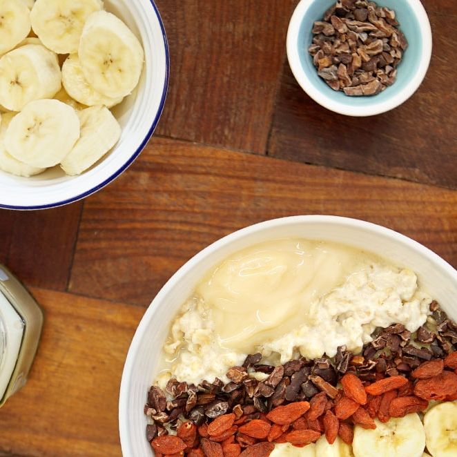 Vanilla porridge with honey, goji berries, cacao and banana