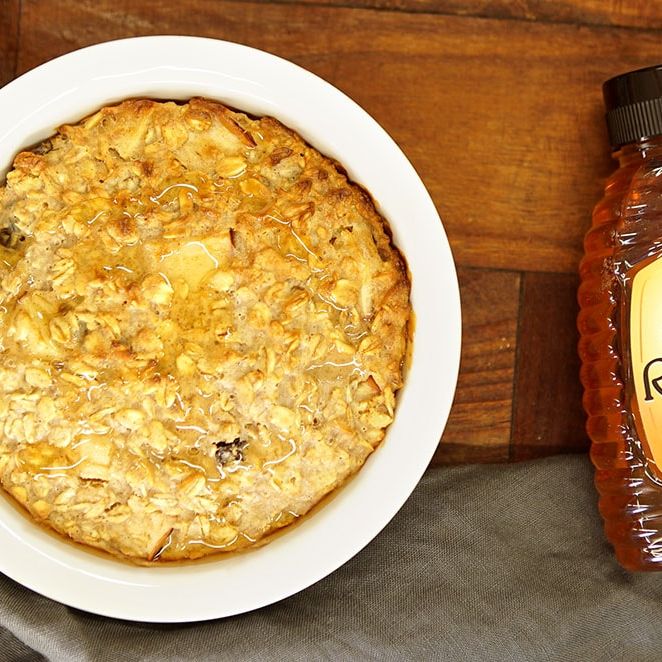 Baked apple, raisins and cinnamon porridge