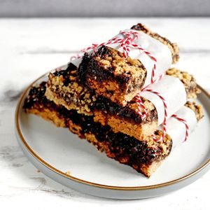 Honey and cocoa oat bars