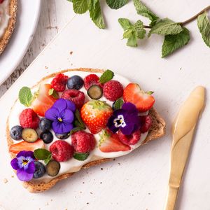 Greek Yoghurt, Berry, Mint & Set Honey Toast