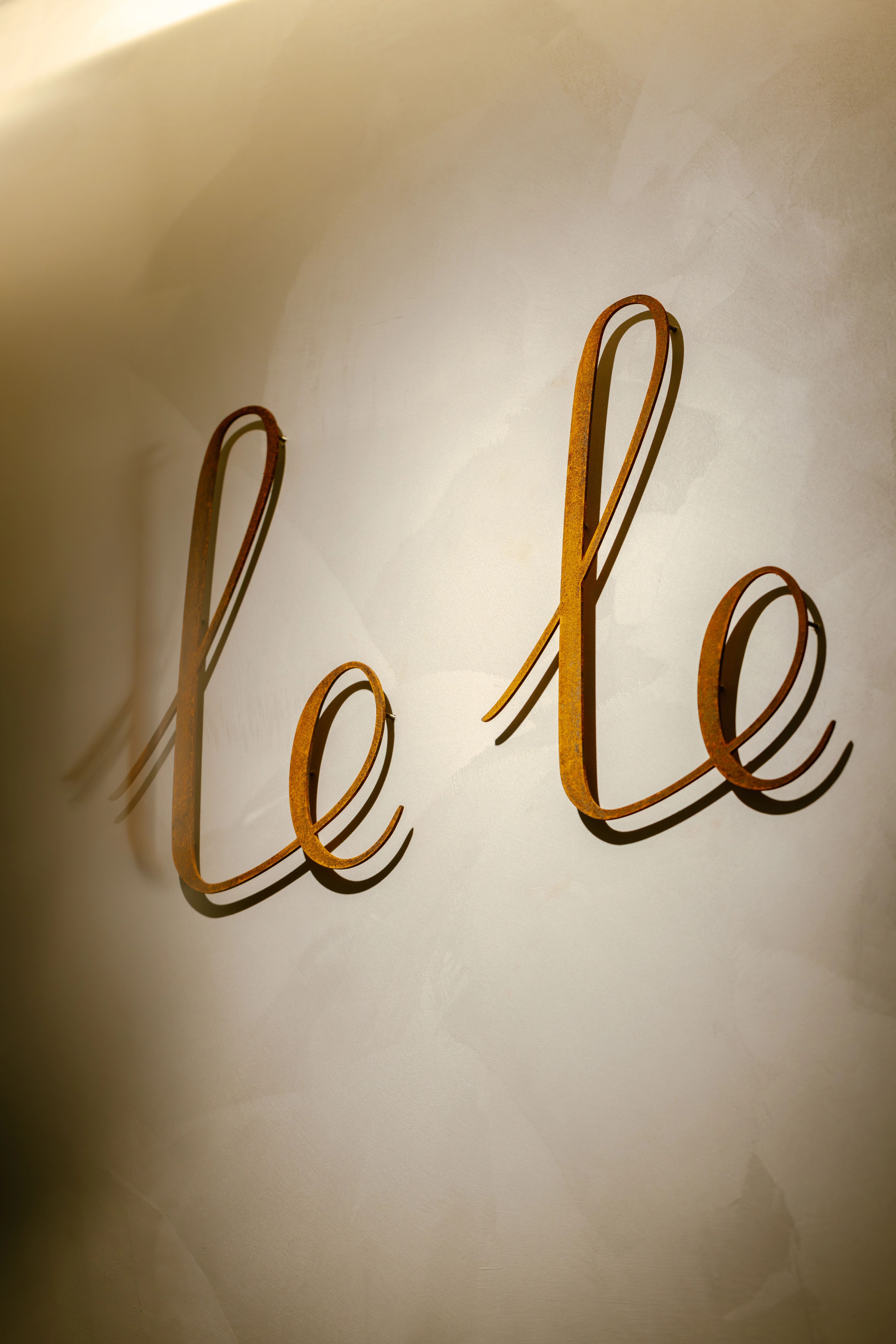 le le sign in rusted metal