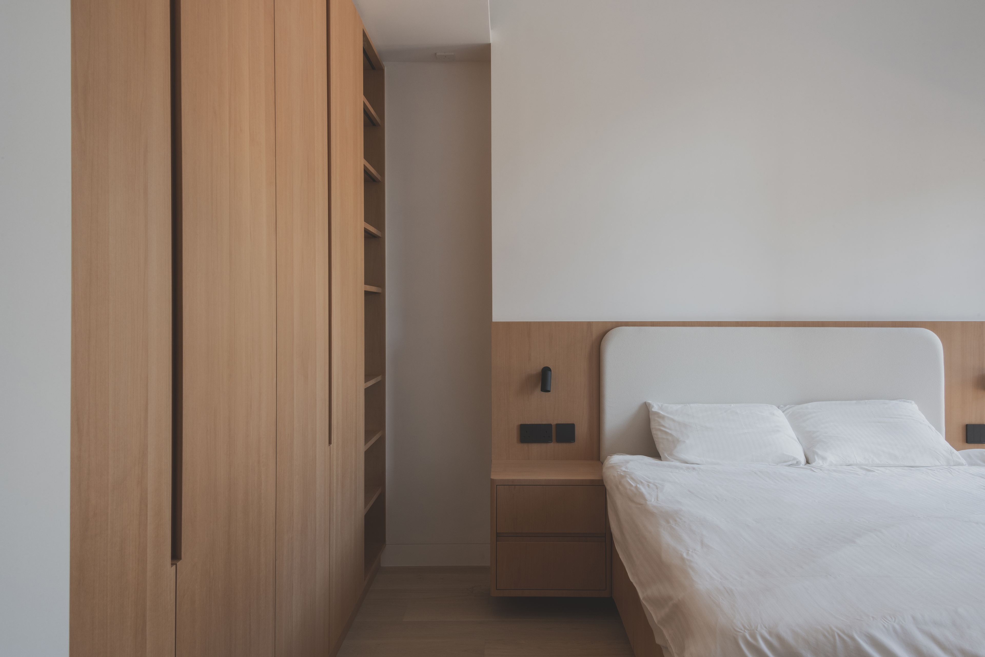 Bedroom with wood joinery and bedside table