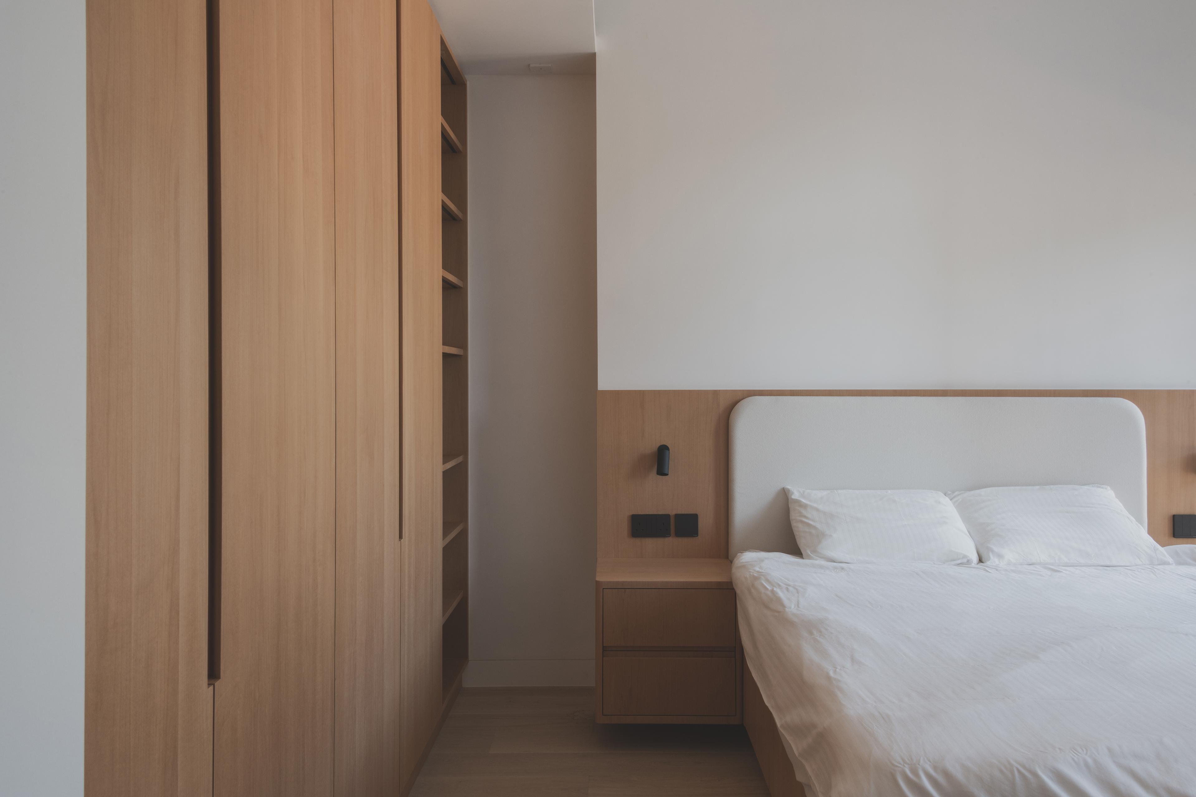 Bedroom with wood joinery and bedside table