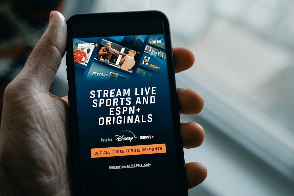 Flat illustration of a livestream host holding a script with bullet points instead of full sentences, warm tone
