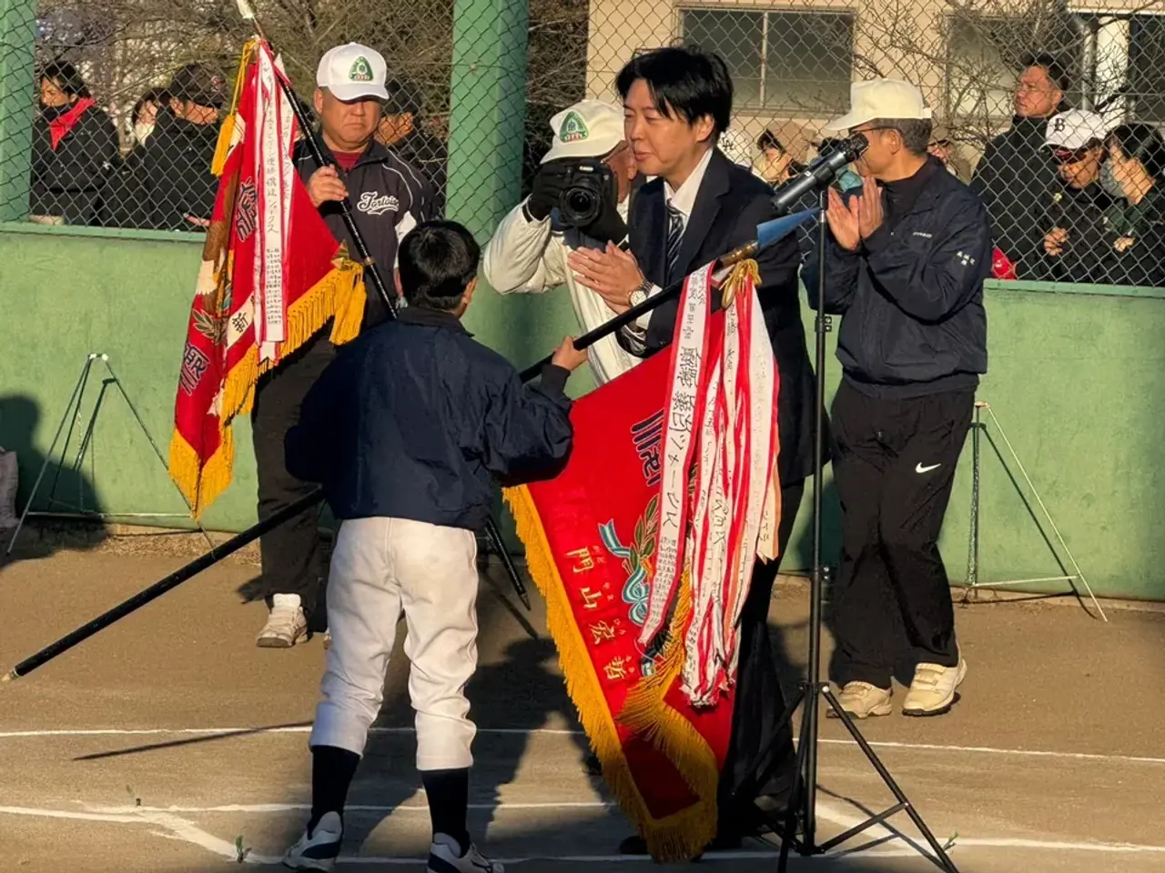 少年野球の大会で挨拶する鷲見隆仁