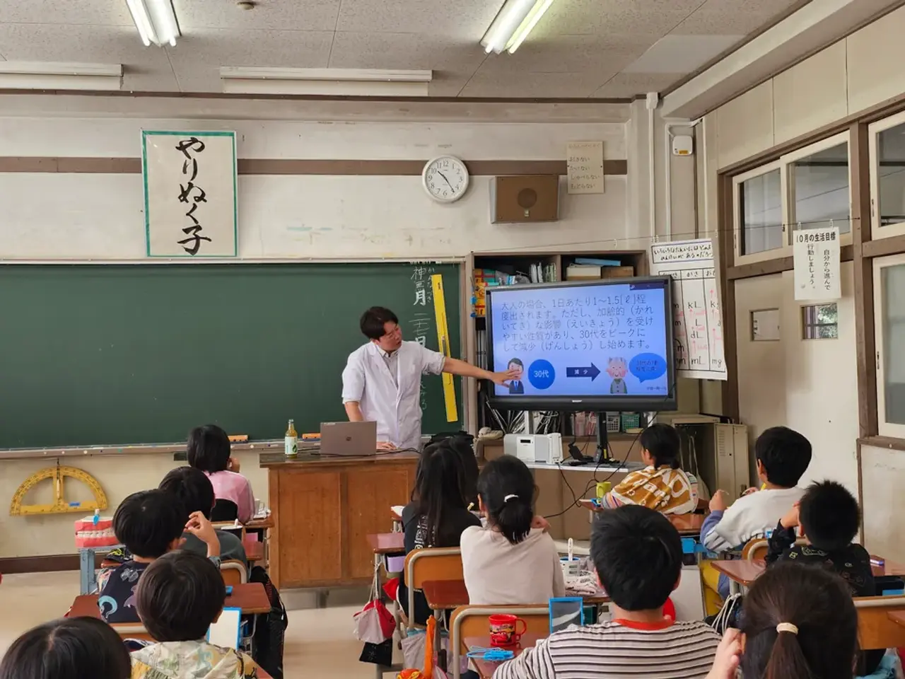 小学校の教室で虫歯と歯肉炎について授業する鷲見隆仁