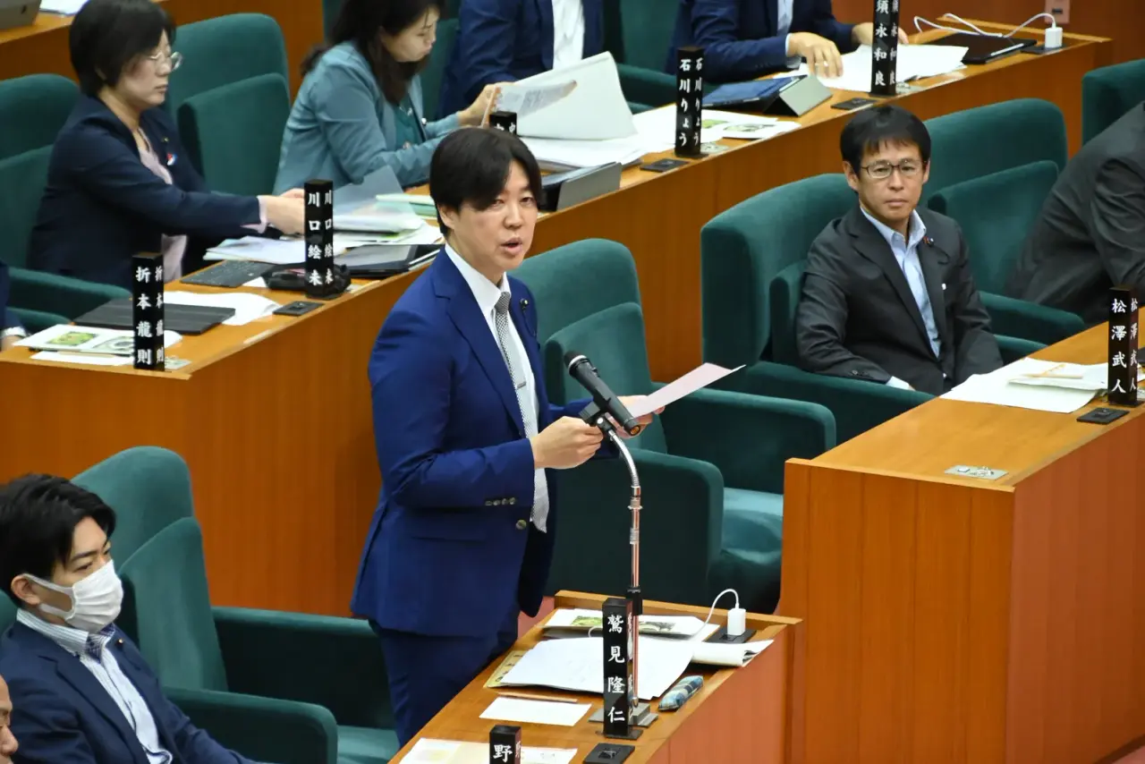 千葉県議会の本会議場で登壇し質問する鷲見隆仁