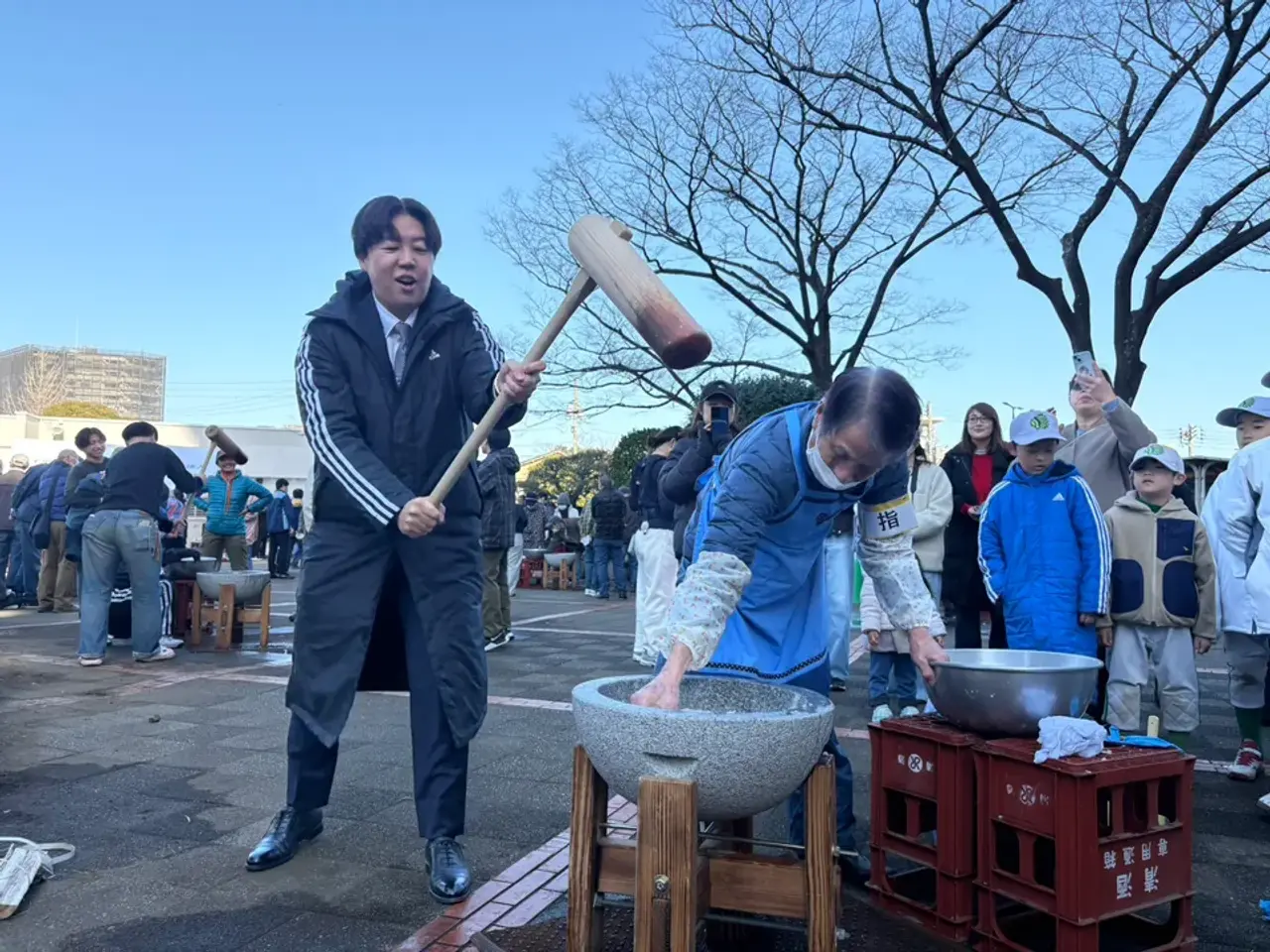 地域の餅つき大会で杵をふるう鷲見隆仁