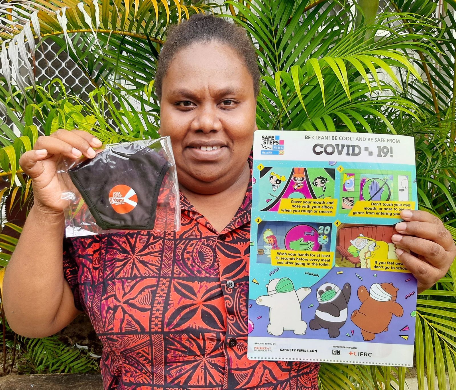 Jessica Binihi, Youth Volunteer Officer at Vanuatu Red Cross Society holding the gift from Asia Pacific Network.
