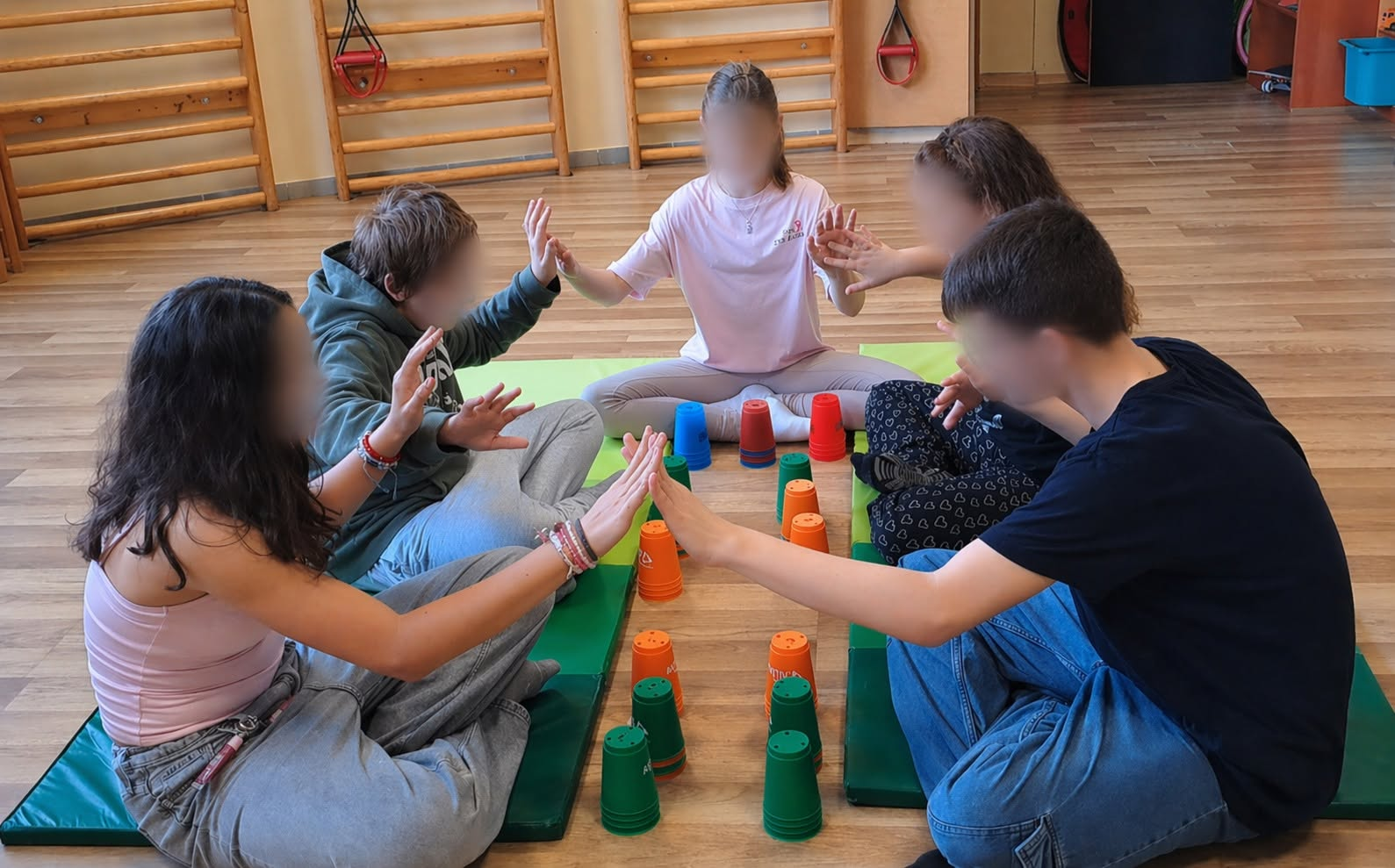 Első pillantásra úgy tűnhet, hogy a gyerekek csupán színes poharakat pakolnak egymásra, majd újra szétszedik azokat. A sportpoharas feladatok azonban jóval összetettebbek egy egyszerű ügyességi játéknál.