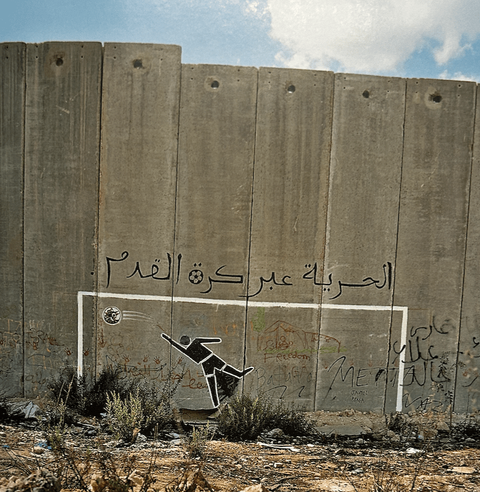 Amélie Debray, La liberté par le football, graffiti sur la portion du mur qui sépare en deux le campus de l'université d'Al-QUDS, serie « Surface de réparation », Jérusalem, Septembre 2011