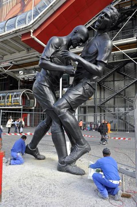 Adel Abdessemed, Coup de tête, 2012, bronze, 540 × 348 × 218 cm