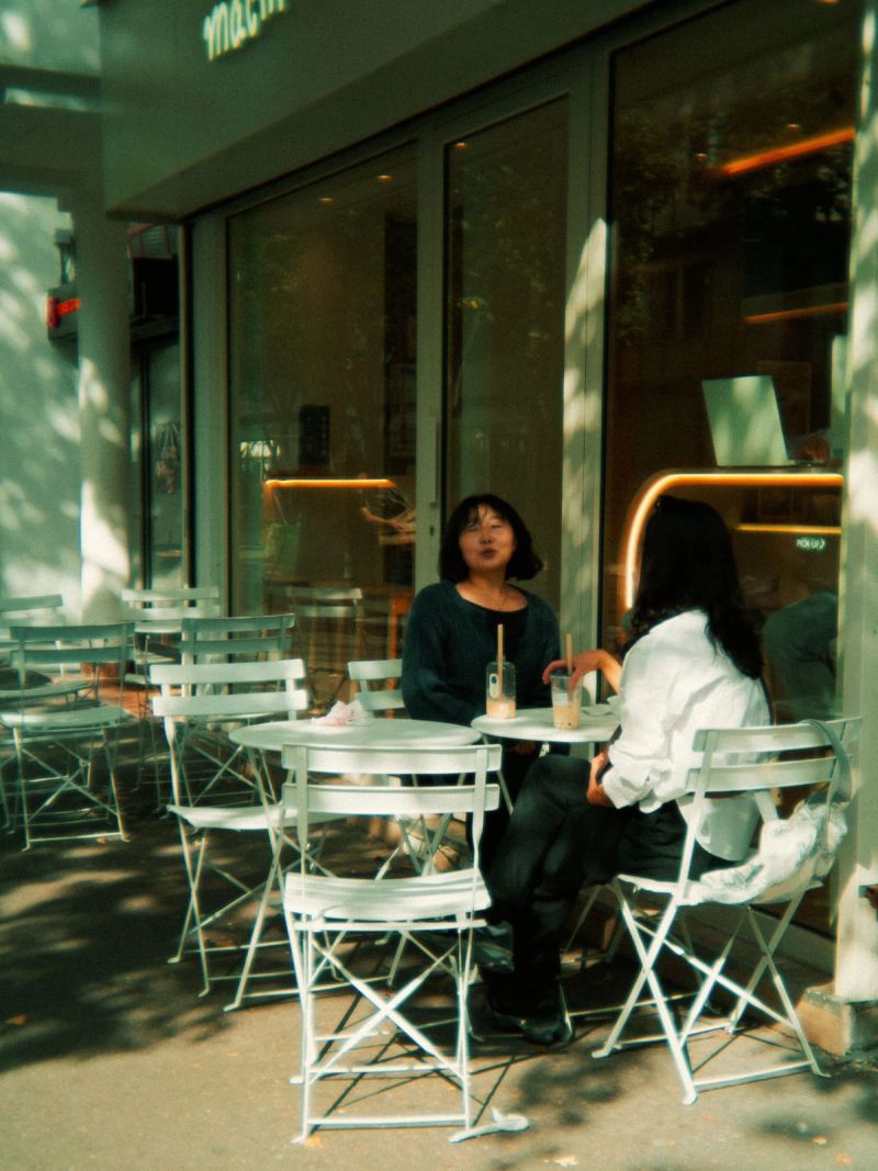 Café in the 13th, shot with Oreo lens