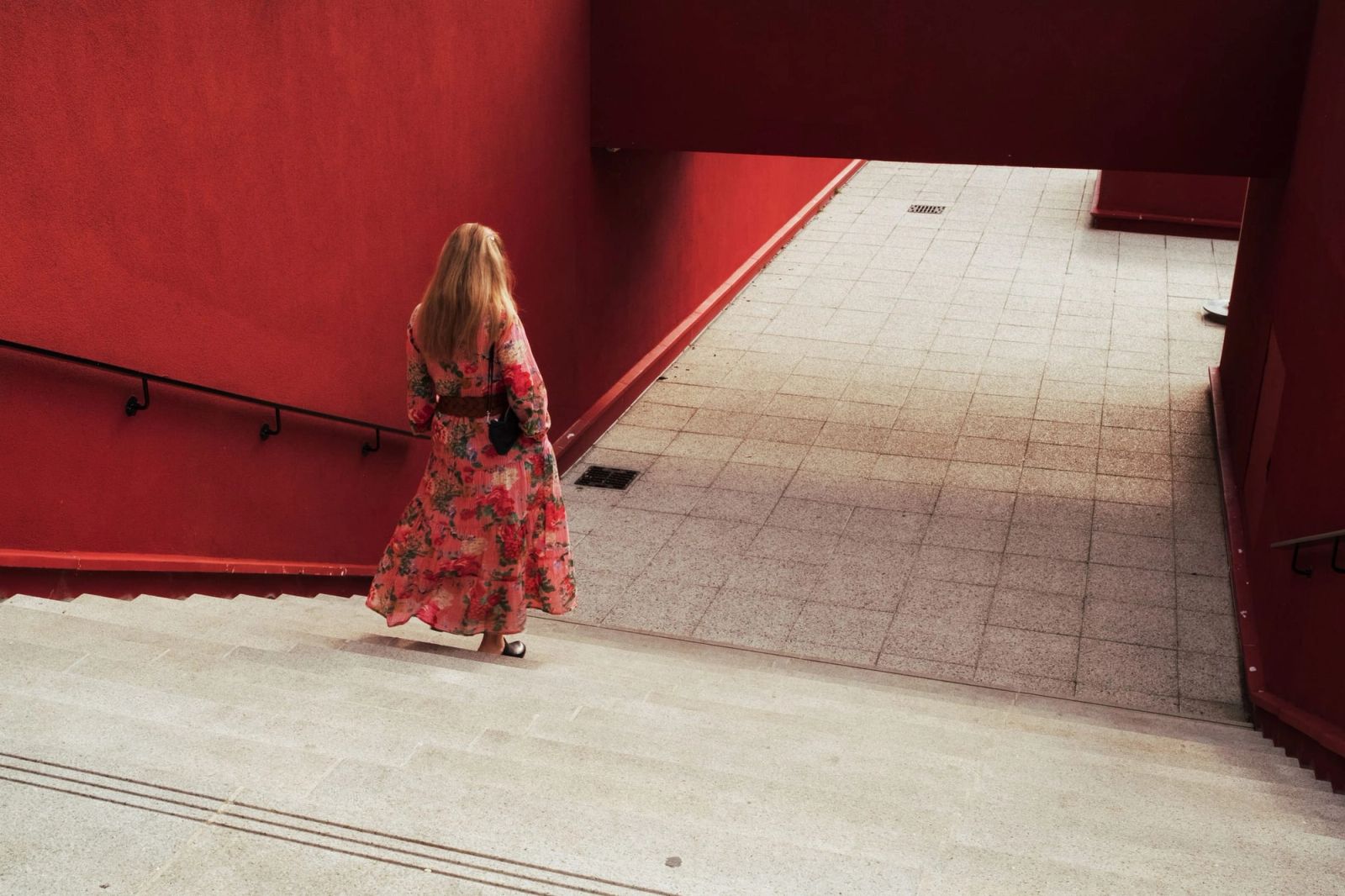 Descente d'un escalier de la dalle du 13eme, Paris