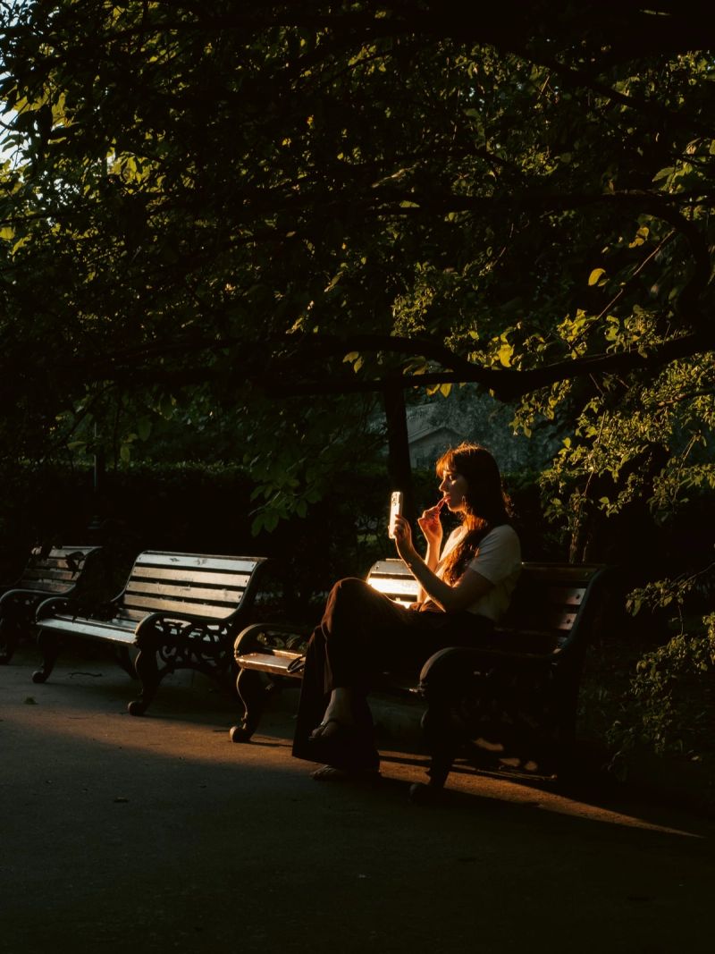 Girl doing her make up in a gorky park in moscow, russia