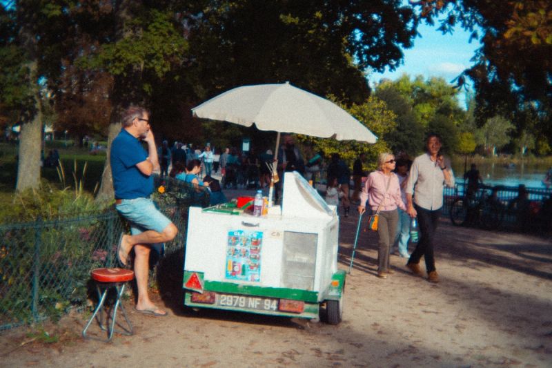 Icecream vendor in Vincenne, shot with an Oreo 25mm m4:3
