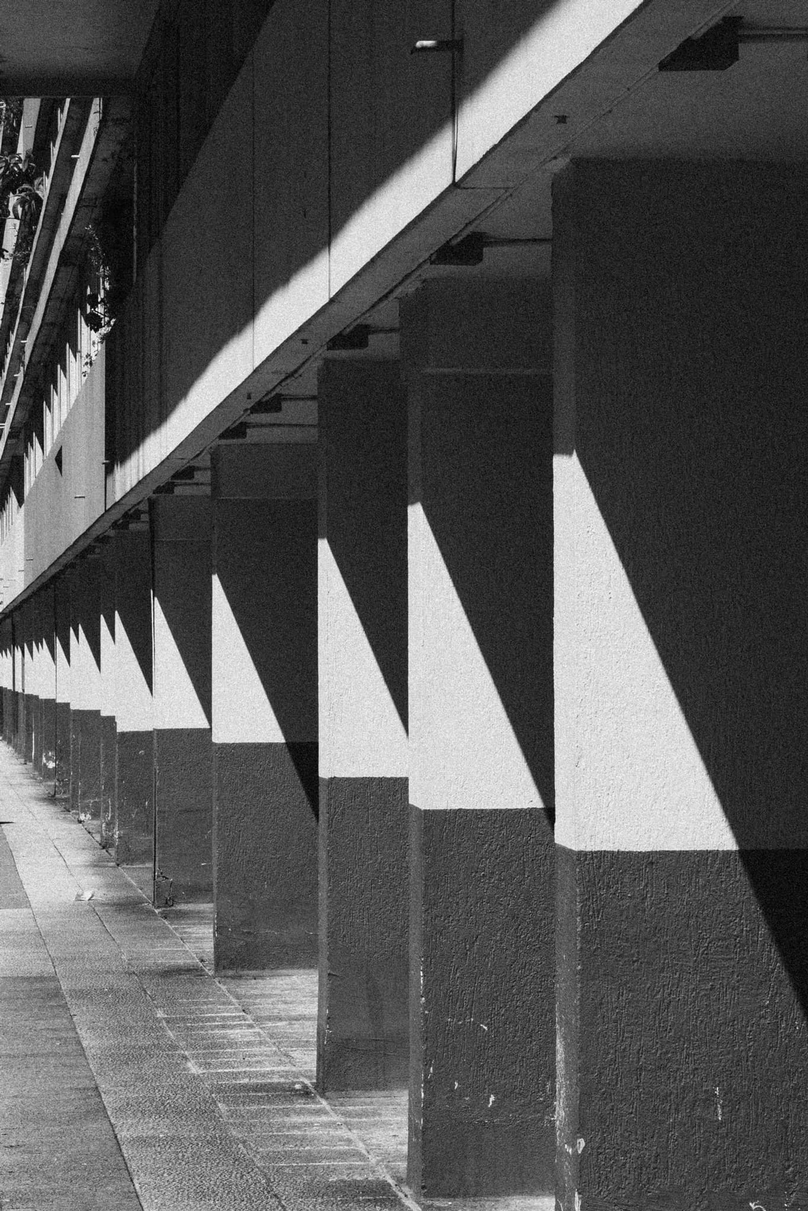 Repetition of angular shadows, sur la dalle du 13ème