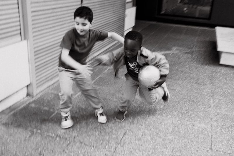 Gosses jouant au football sur la dalle du 13eme, Paris