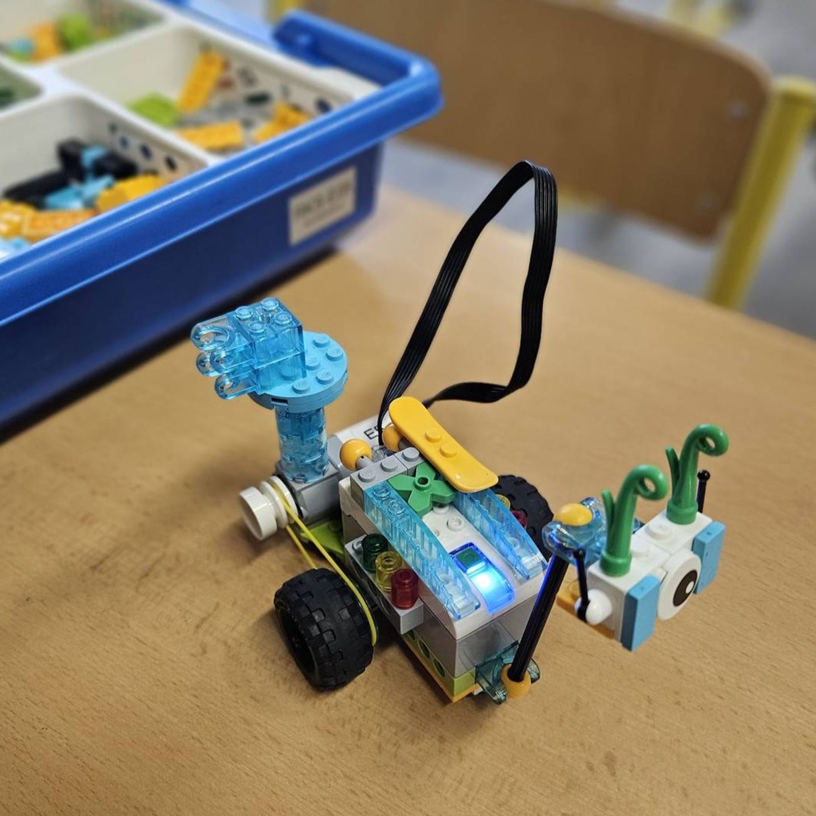 LEGO® Education WeDo 2.0 — set a typický robot
